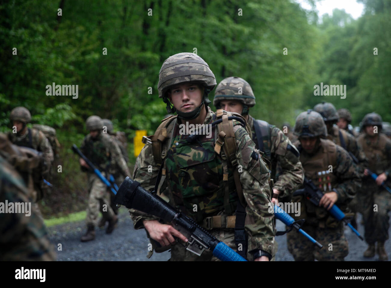 131 Commando Squadron Royal Engineers ist eine britische Armee-Reserve-Einheit, die sich auf Militärtechnik und Kommandounterstützung spezialisiert hat. Das Archivbild dokumentiert ein Kommando, das am 17. Mai 2018 bei der Übung Red Dagger in Fort Indiantown Gap, Pennsylvania, an einer fünf Meilen langen Wanderung mit dem Personal des United States Marine Corps teilnahm. Stockfoto