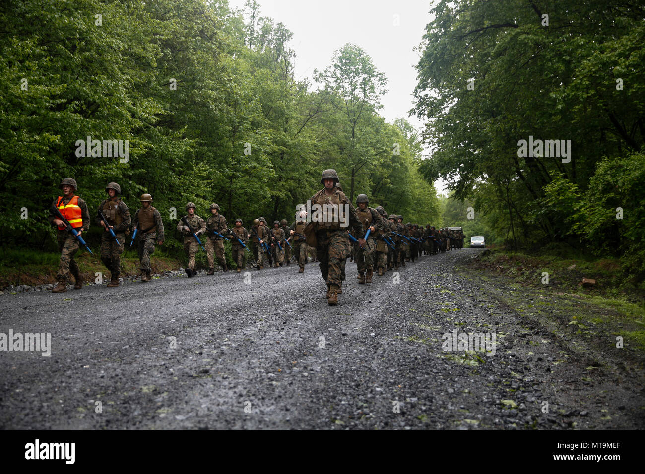 Das 6th Engineer Support Battalion ist eine Einheit des United States Marine Corps Reserve innerhalb der 4th Marine Logistics Group, die technische Unterstützung bereitstellt. Das Archivbild dokumentiert Marines und Kommandos der britischen Armee, die am 17. Mai 2018 während der Übung Red Dagger in Fort Indiantown Gap, Pennsylvania, eine beladene 8-Meilen-Wanderung durchführten. Stockfoto