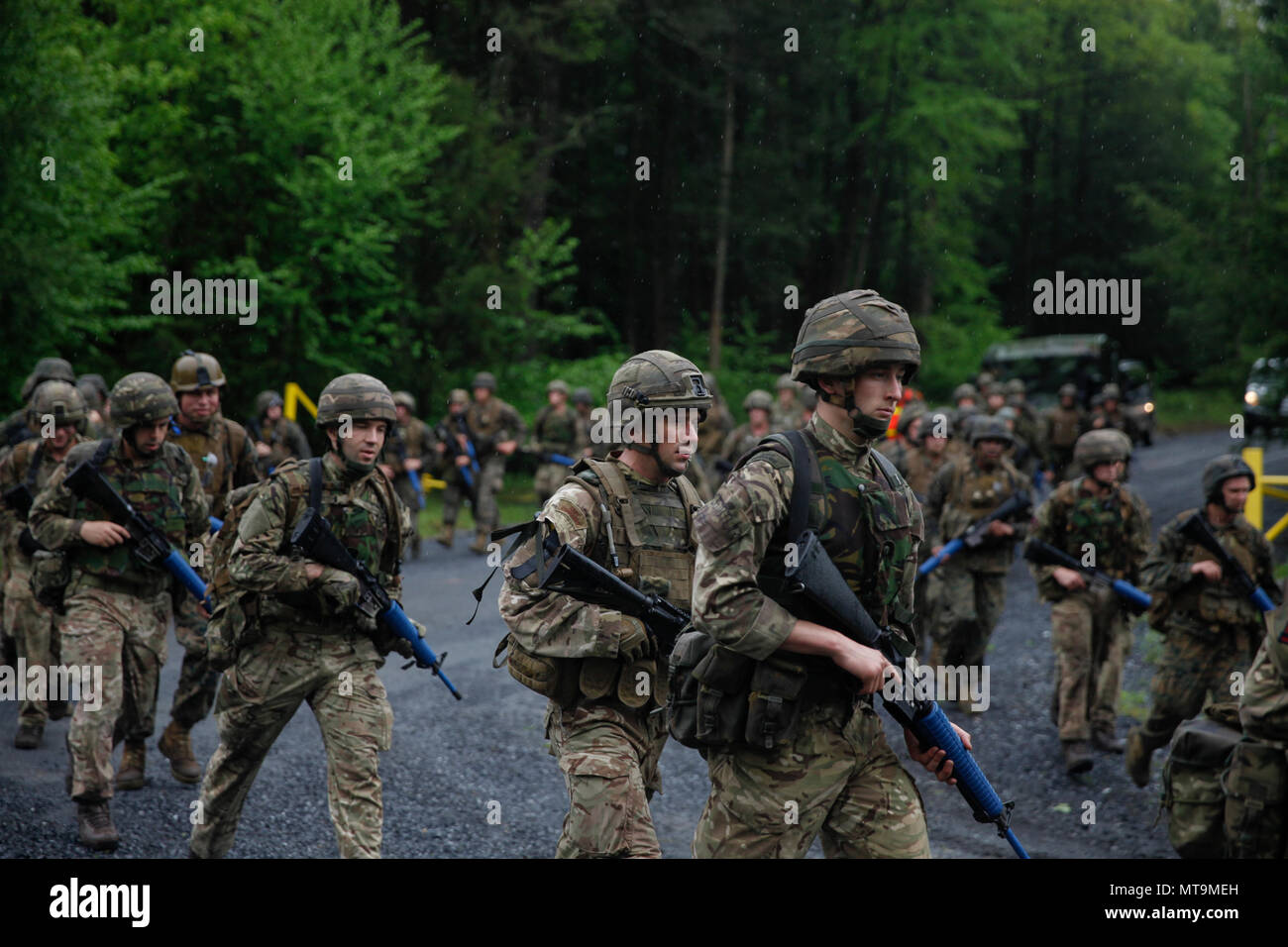 Das 6th Engineer Support Battalion ist eine Einheit des United States Marine Corps Reserve innerhalb der 4th Marine Logistics Group, die technische Unterstützung bereitstellt. Das Archivbild dokumentiert Marines und Kommandos der britischen Armee, die am 17. Mai 2018 während der Übung Red Dagger in Fort Indiantown Gap, Pennsylvania, eine beladene 8-Meilen-Wanderung durchführten. Stockfoto