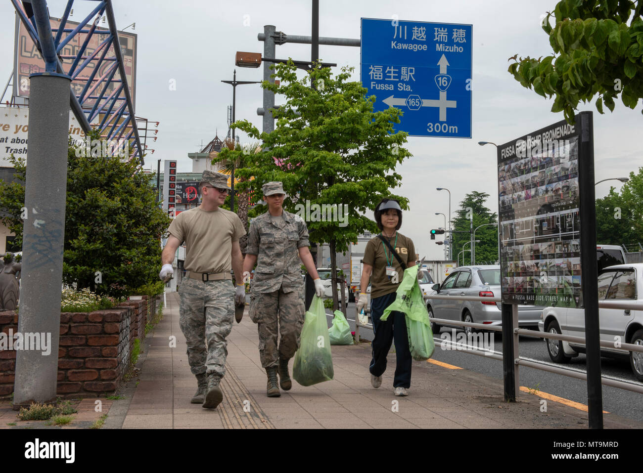 Freiwillige aus Yokota Air Base, Japan und der Stadt Fussa Tragetaschen von Unkraut entsorgt unmittelbar nach der Fussa Verschönerung Projekt in Fussa, 17. Mai 2018. Die Veranstaltung gab es Mitglieder von Team Yokota eine Chance, mit der lokalen Gemeinde, Blumen zu pflanzen und das Gebiet ein schöner Ort zu Team. (U.S. Air Force Foto von Airman 1st Class Matthew Gilmore) Stockfoto