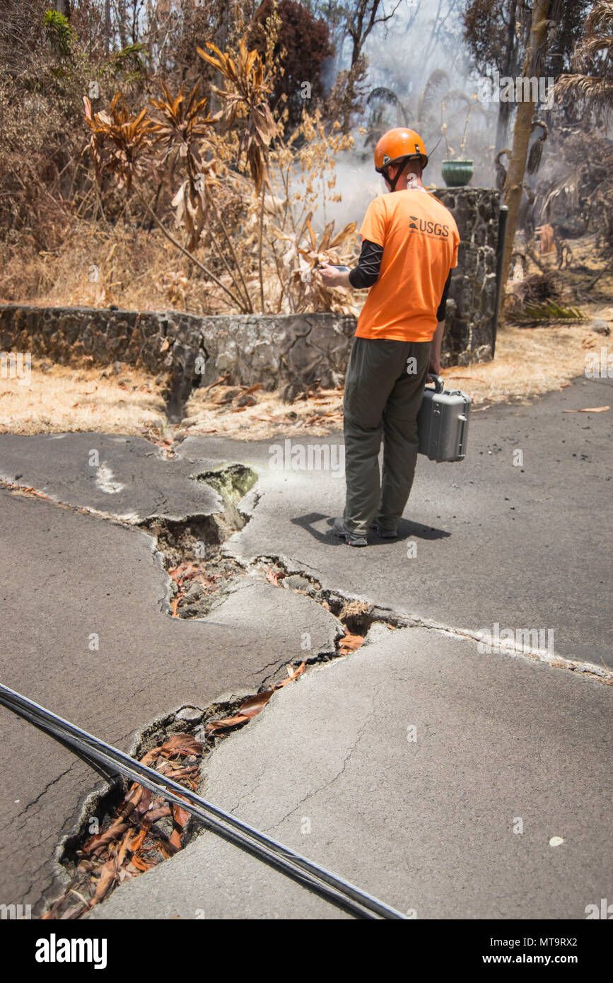 Pāhoa, Hawaii, 19. Mai 2018 - U.S. Geological Survey (USGS) Forschung Wissenschaftler Christoph Kern verwendet eine Schwefeldioxid (SO2) Sensor zur Überwachung der Luftqualität Test nach der Kīlauea Vulkanausbruch und. Die Wohngegend von Leilani Estates hat sich aufgrund der hohen Konzentration von SO2-Emissionen aus der Risse in die Erde, dass Lava in den Unterteilungen verschüttete evakuiert worden. Auf Ersuchen des Staates, FEMA-Mitarbeiter sind im lokalen Beamten mit Leben zu unterstützen platzsparende Not-aus Schutzmaßnahmen, Fremdkörper entfernen, und die Reparatur, Ersatz oder Wiederherstellung der Katastrophe - öffentlich beschädigt - o Stockfoto