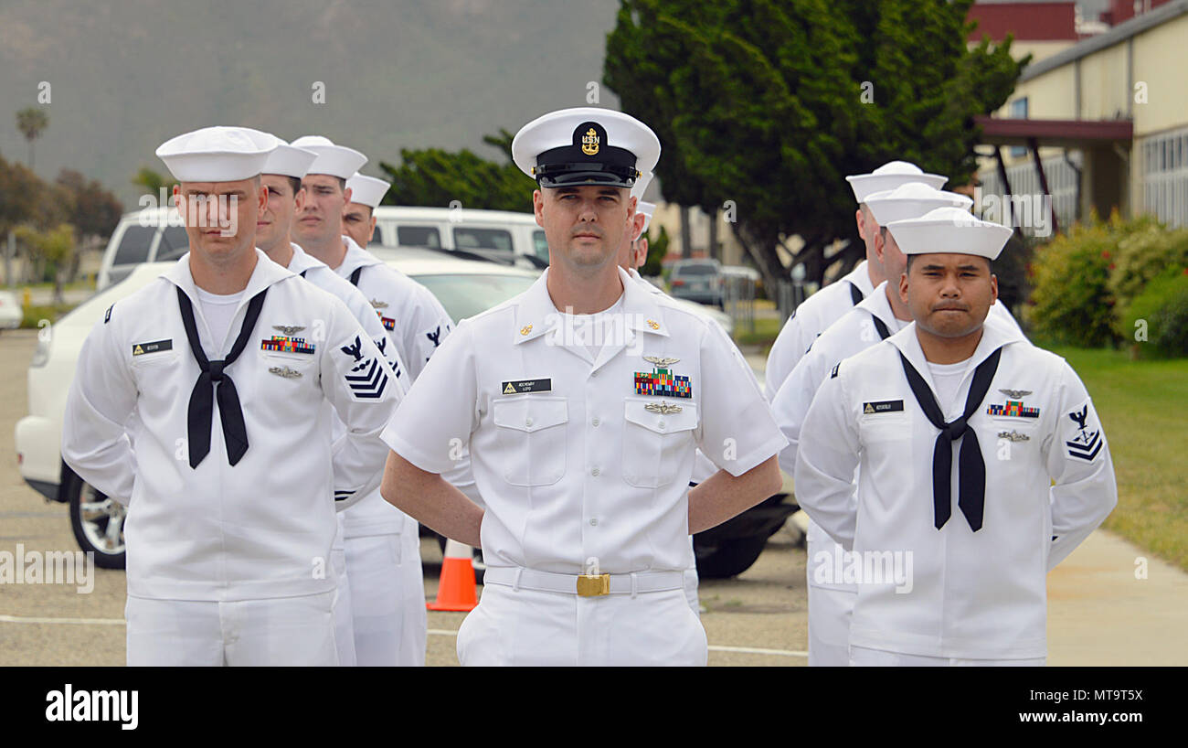 POINT MUGU, Kalifornien--Zentrum für Ablösung Point Mugu Naval Aviation technische Ausbildung (CNATT) Mitarbeiter stehen am Parade Rest während einer Feier die offizielle Gründung der Abteilung Point Mugu und die Eröffnung eines neuen Schulgebäudes der State-of-the-Art. Die Schule bietet Wartungsschulungen auf der MQ - 4 C Triton Unmanned Aircraft System (UAS). Stockfoto