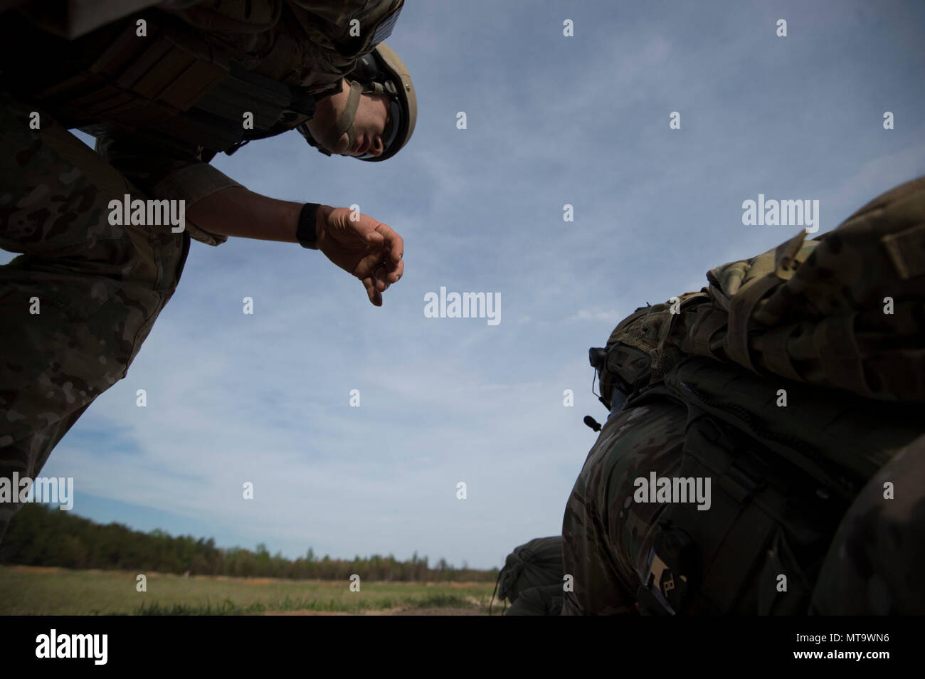 US Army Staff Sgt Edward French, Dozent an der Verteidigung Informationen Schule weist Staff Sgt Enoch Fleites, ein Kampf-Dokumentation / Produktion Spezialist, 55. Signal Company (Combat Camera) zugewiesen, während des M4-Stress schiesst Veranstaltung Teil des 2017 5. jährlichen Spc. Hilda I. Clayton beste Kampf Kamera (COMCAM) Wettbewerb Fort. A.P. Hill, VA., 18. April 2017. Französisch und Fleites konkurrieren im 2017 5. jährlichen Best COMCAM Wettbewerb wo Zweierteams während einer einwöchigen Veranstaltung konkurrieren, die ihre körperlichen, geistigen und technische Fähigkeiten testet. Der Wettbewerb Stockfoto