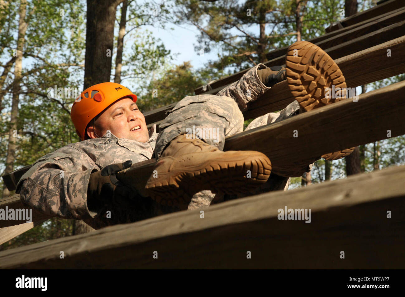 US Army Staff Sgt Edward Reagan, der Kamera zugewiesenen an 982nd zu bekämpfen, schlängelt sich durch das Weaver-Hindernis beim Hindernis-Parcours Event während des 2017 5. jährlichen SPC Hilda I. Clayton am besten bekämpfen Kamera (COMCAM)-Wettbewerbs am Fort A.P. Hill, VA., 18. April 2017. Reagan konkurriert im 2017 5. jährlichen Best COMCAM Wettbewerb wo Zweierteams während einer einwöchigen Veranstaltung konkurrieren, die ihre körperlichen, geistigen und technische Fähigkeiten testet. Der Wettbewerb ist in Ehren gefallenen Bekämpfung Kamera Soldat SPC Hilda I. Clayton, der ihr Leben in Afghanistan als Teil 2. Juli 2013 gab etabliert Stockfoto