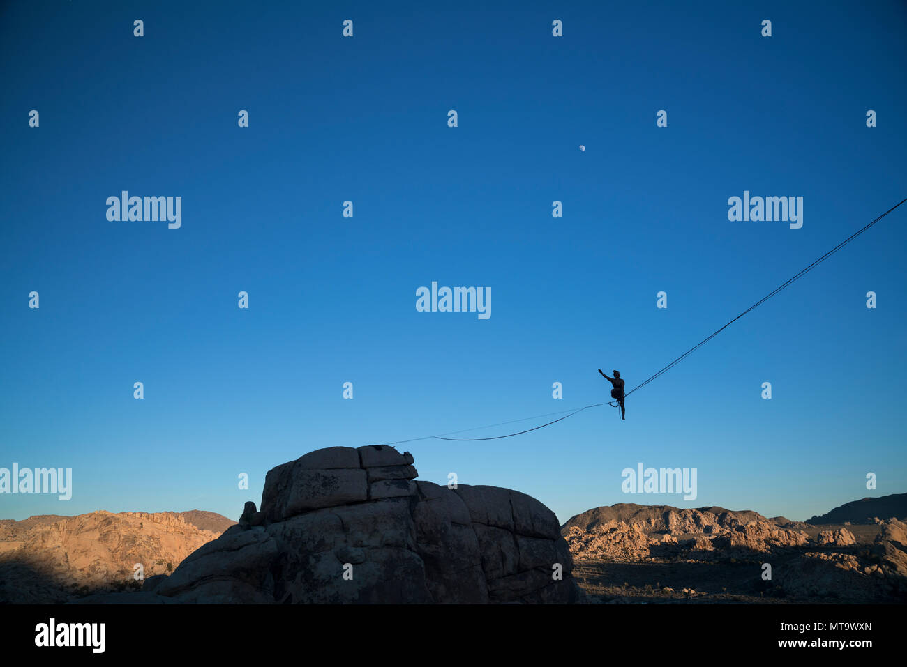 Eine Frau auf Ranger Gefahr High-line in Joshua Tree National Park Stockfoto