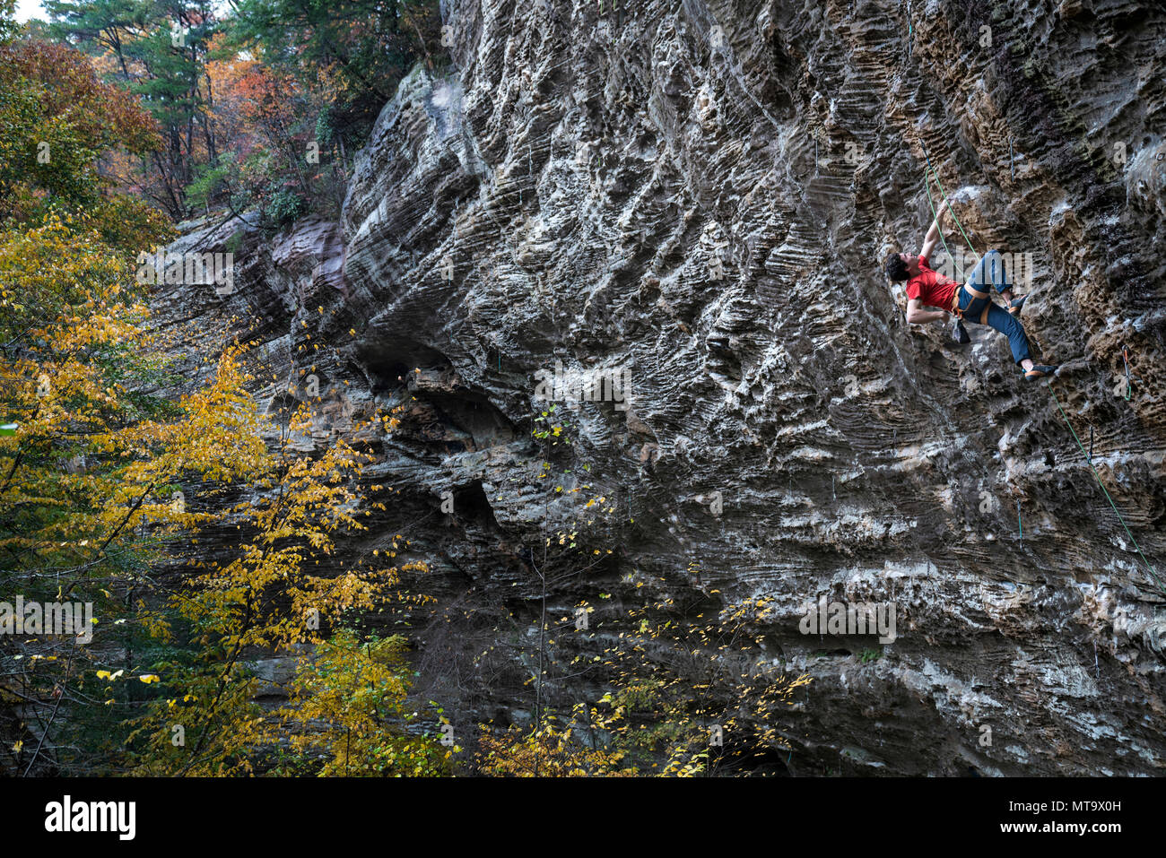 Ein Mann steigt in den motherlode in Red River Gorge Stockfoto