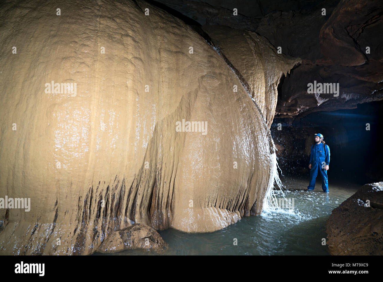 Im Inneren einer Höhle erkunden und Beobachten der Höhlenformationen Stockfoto