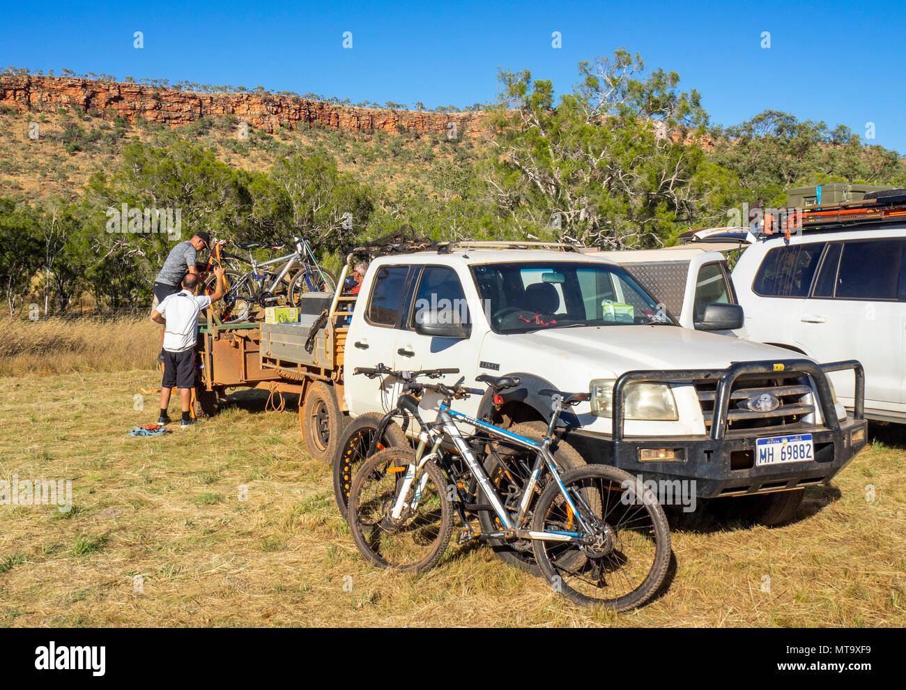 Support Fahrzeuge und Anhänger am Imintji Lagerplatz während der gibb Herausforderung 2018, Kimberley, WA, Australien verwendet. Stockfoto