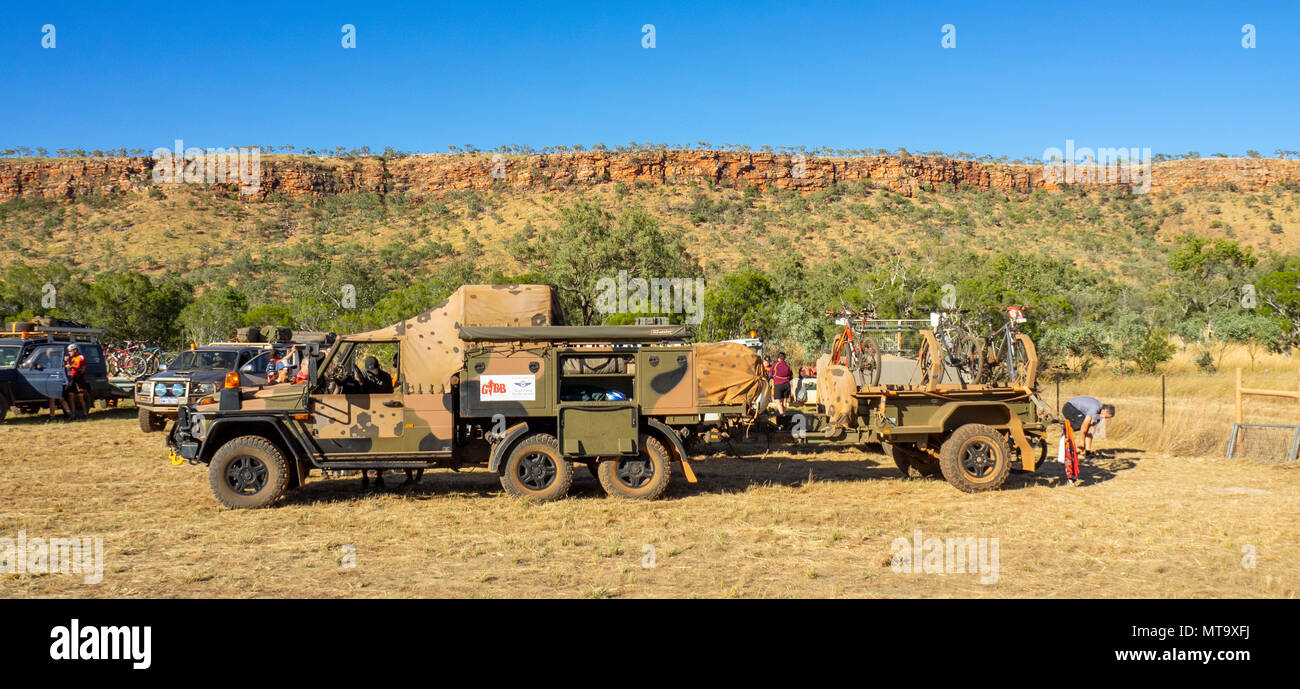 Support Fahrzeuge und Anhänger am Imintji Lagerplatz während der gibb Herausforderung 2018, Kimberley, WA, Australien verwendet. Stockfoto