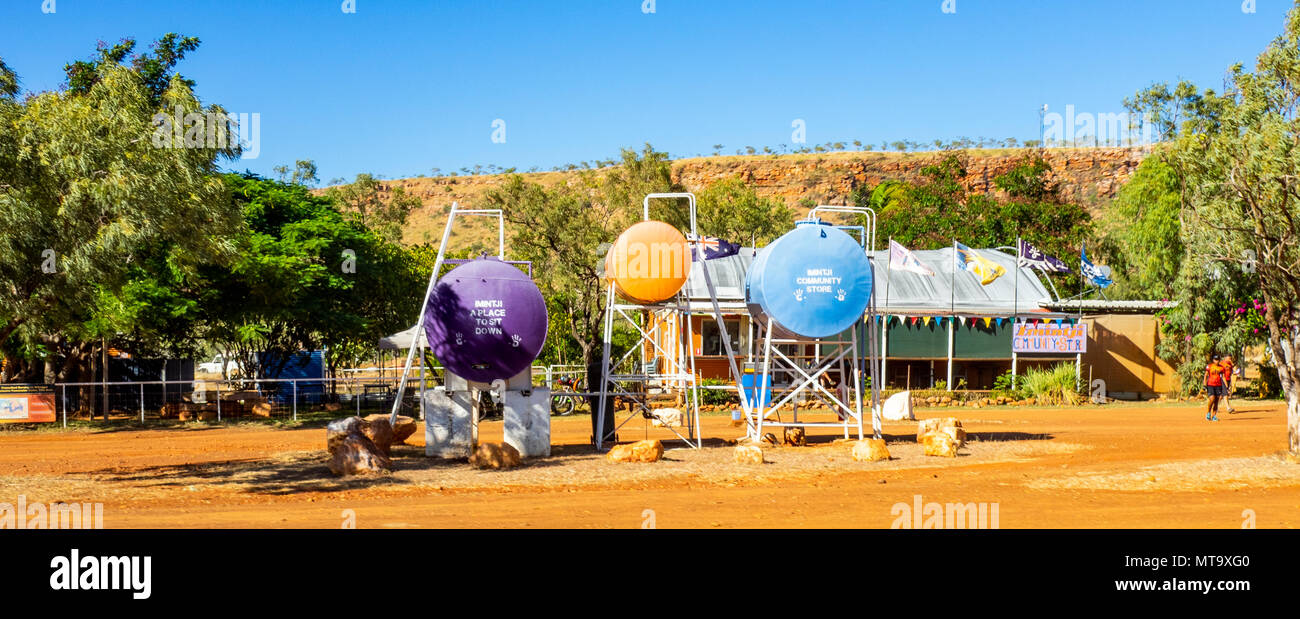 Zylindrische Tanks vor dem Imintji Community Shop auf der Gibb River Road, Kimberley, WA, Australien. Stockfoto