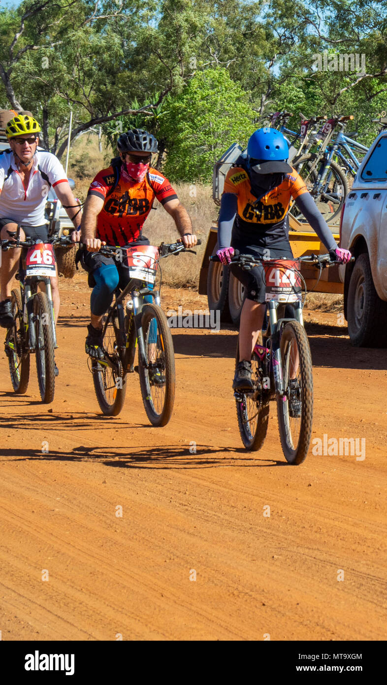 Radfahrer auf Mountainbikes reiten auf dem Schmutz der Gibb River Road auf der Gibb Herausforderung 2018 Kimberley, WA, Australien Stockfoto