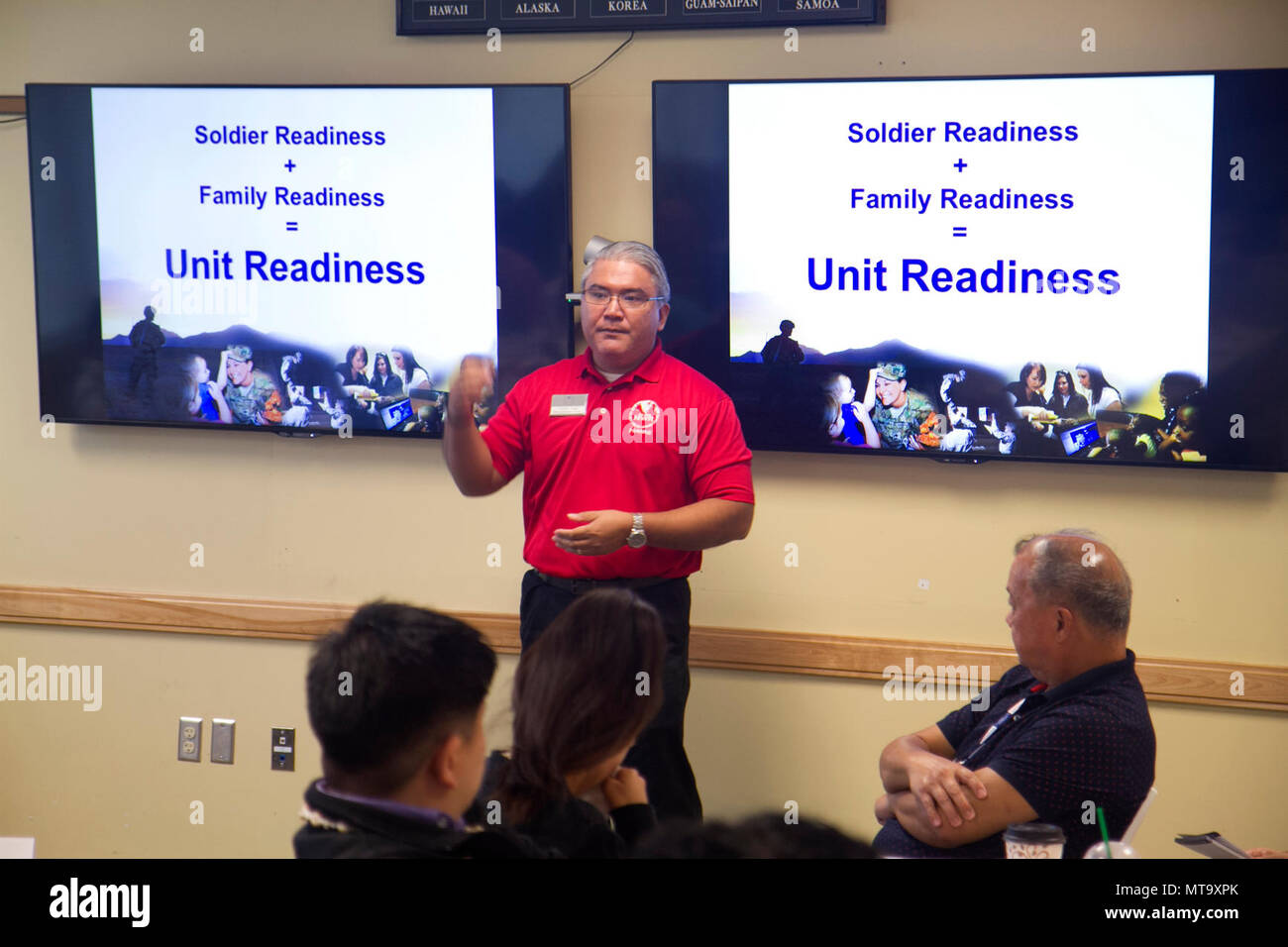 FORT SHAFTER WOHNUNGEN, Hawaii - Armee Community Service Programm Spezialist Frankie Salas Schriftsatz Familie Bereitschaft Gruppe Freiwilliger und Verbindungen mit der 9 Mission Support Command, Fort Shafter Wohnungen, auf Ressourcen zu reservieren, Soldaten und ihre Familien zur Verfügung, 9. März, an der Daniel K. Inouye komplexen US-Armee Mitte, Hawaii, während einer BRD Training. Da die falsche ballistic missile Alert in Hawaii auf Januar 2018, der 9. MSC hat Schritte unternommen, um zu besser ausbilden und ausrüsten, ihr Familien während der Krise zu reagieren. Stockfoto