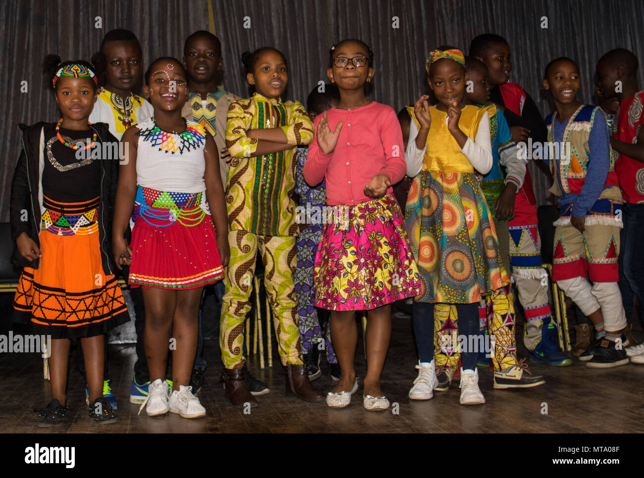 Johannesburg, Südafrika - Unbekannter Schule Kinder, teilweise in  traditioneller Kleidung, feiern Afrika Tag Stockfotografie - Alamy