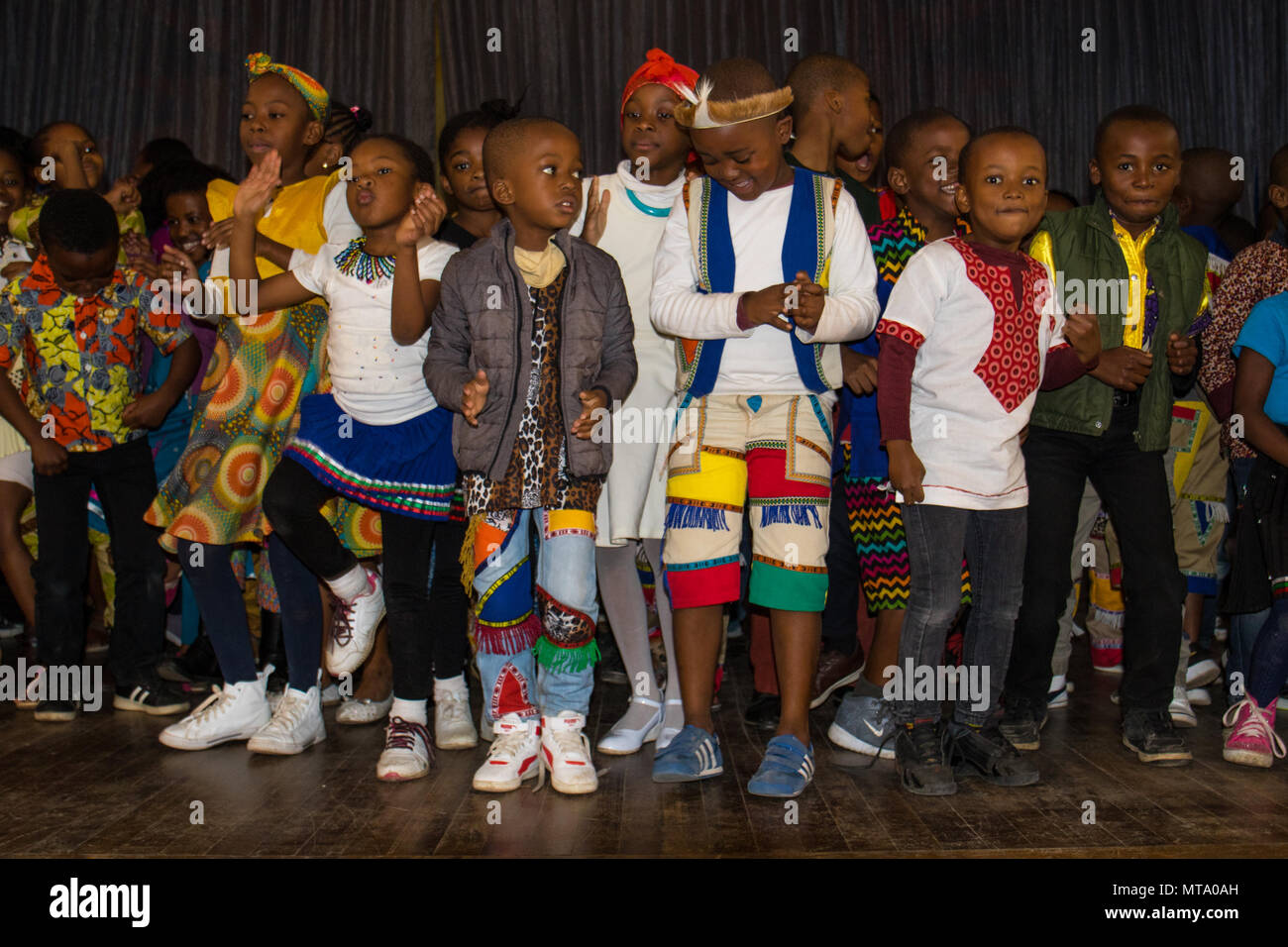 Johannesburg, Südafrika - Unbekannter Schule Kinder, teilweise in traditioneller Kleidung, feiern Afrika Tag Stockfoto