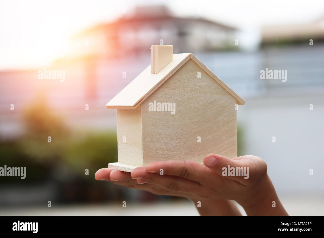 Hypothek Konzept Hand Vor Und Zeigen Holz Haus Und Bereit Zu