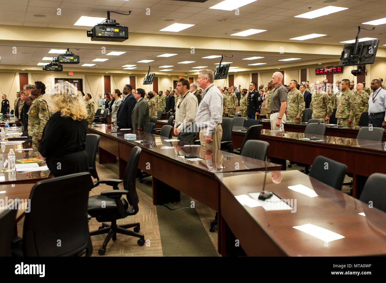 U.S. Army Reserve Soldaten und Zivilisten Aufstieg für das Spielen von 'Wasserhähne', wie sie Generalmajor Francisco A. Espaillat während einer Gedenkveranstaltung in der U.S. Army Reserve Command Headquarters erinnert, 19 April, 2017, Fort Bragg, N.C. Espaillat, 56, aus New York City, war schiefergedeckt, die neben der US-Armee finden werden Befehl Stabschef. Zuvor war er als Kommandierender General des 143 Sustainment Command (Auslandseinsätze), in Orlando, Fla. Espaillat starb am 7. April 2017, am Fort Bragg. Stockfoto
