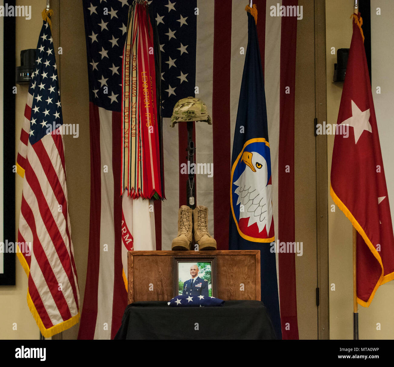 U.S. Army Reserve Soldaten und Zivilisten erinnerte Generalmajor Francisco A. Espaillat während einer Gedenkveranstaltung in der U.S. Army Reserve Command Headquarters, 19 April, 2017, Fort Bragg, N.C. Espaillat, 56, aus New York City, war schiefergedeckt, die neben der US-Armee finden werden Befehl Stabschef. Zuvor war er als Kommandierender General des 143 Sustainment Command (Auslandseinsätze), in Orlando, Fla. Espaillat starb am 7. April 2017, am Fort Bragg. Stockfoto