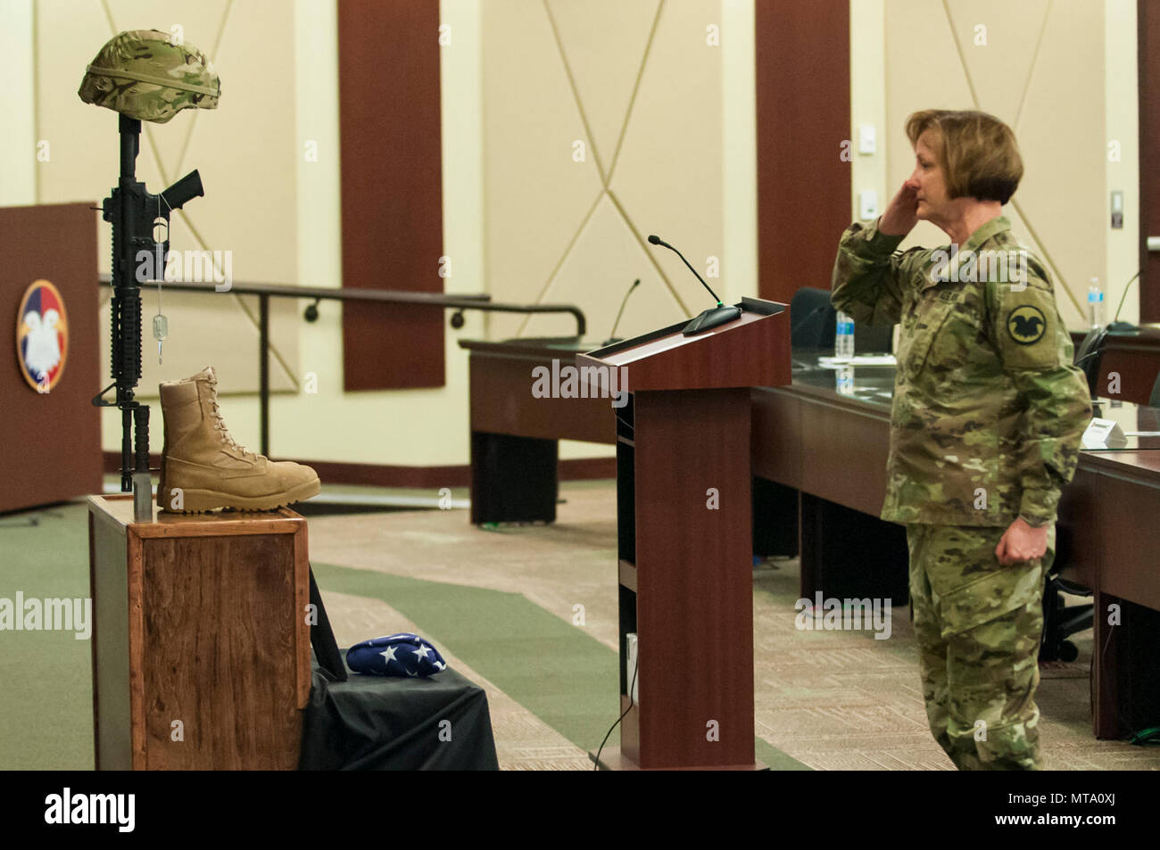 Generalmajor Megan S. Tatu, Stabschef, U.S. Army Reserve Command, macht einen letzten Gruß als USARC Soldaten und Zivilisten erinnerte Generalmajor Francisco A. Espaillat während einer Gedenkveranstaltung in der U.S. Army Reserve Command Headquarters, 19 April, 2017, Fort Bragg, N.C. Espaillat, 56, aus New York City, war schiefergedeckt, die neben der US-Armee finden werden Befehl Stabschef. Zuvor war er als Kommandierender General des 143 Sustainment Command (Auslandseinsätze), in Orlando, Fla. Espaillat starb am 7. April 2017, am Fort Bragg. Stockfoto