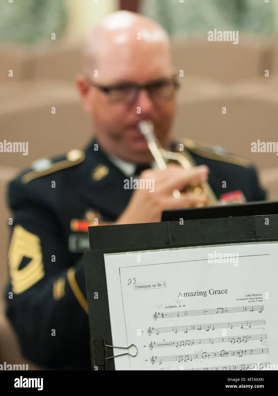 Der 82nd Airborne Division All American Brass Quintett spielt 'Amazing Grace' als US Army Reserve Soldaten und Zivilisten erinnerte Generalmajor Francisco A. Espaillat während einer Gedenkveranstaltung in der U.S. Army Reserve Command Headquarters, 19 April, 2017, Fort Bragg, N.C. Espaillat, 56, aus New York City, war schiefergedeckt, die neben der US-Armee finden werden Befehl Stabschef. Zuvor war er als Kommandierender General des 143 Sustainment Command (Auslandseinsätze), in Orlando, Fla. Espaillat starb am 7. April 2017, am Fort Bragg. Stockfoto