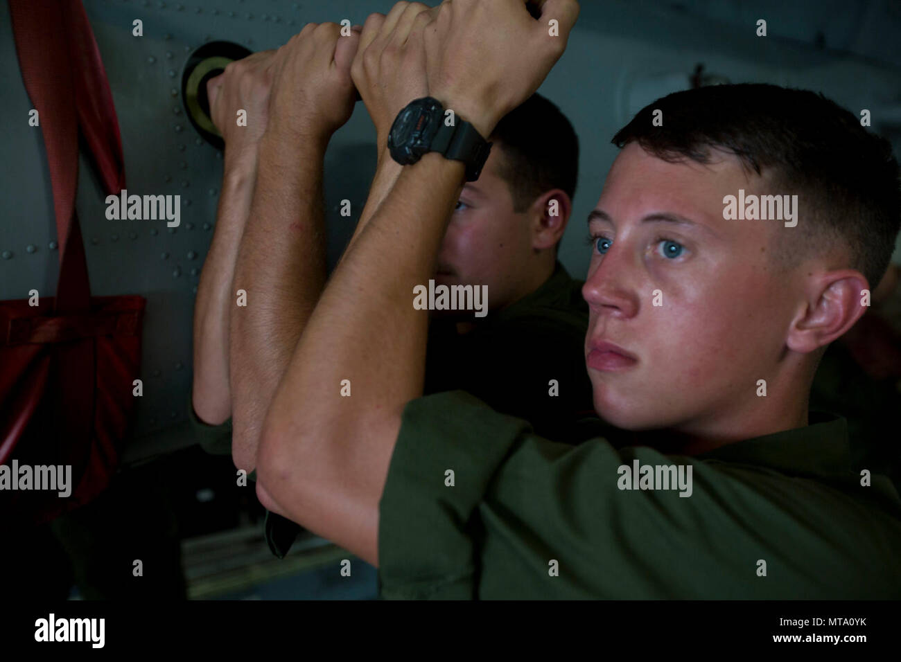 ROYAL AUSTRALIAN AIR FORCE BASE, Darwin - US Marine Corps Lance Cpl. Timothy Malikie, Flugzeuge Maintainer, Marine Light Attack Helicopter Squadron 367, Marine Drehkraft Darwin 7.2, entlastet eine AH-1 Cobra aus einem C-17 Globemaster III, 19. April 2017. Unsere rotational Präsenz spiegelt die anhaltende US-australische Bündnis und gemeinsame Sicherheit Interessen in der Region. Stockfoto