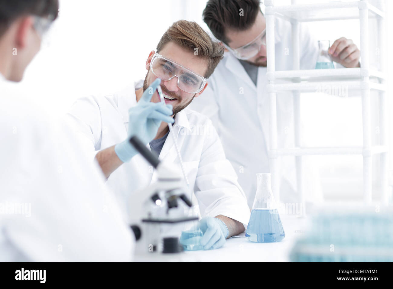 Hintergrundbild Science Team im Labor Stockfotografie - Alamy