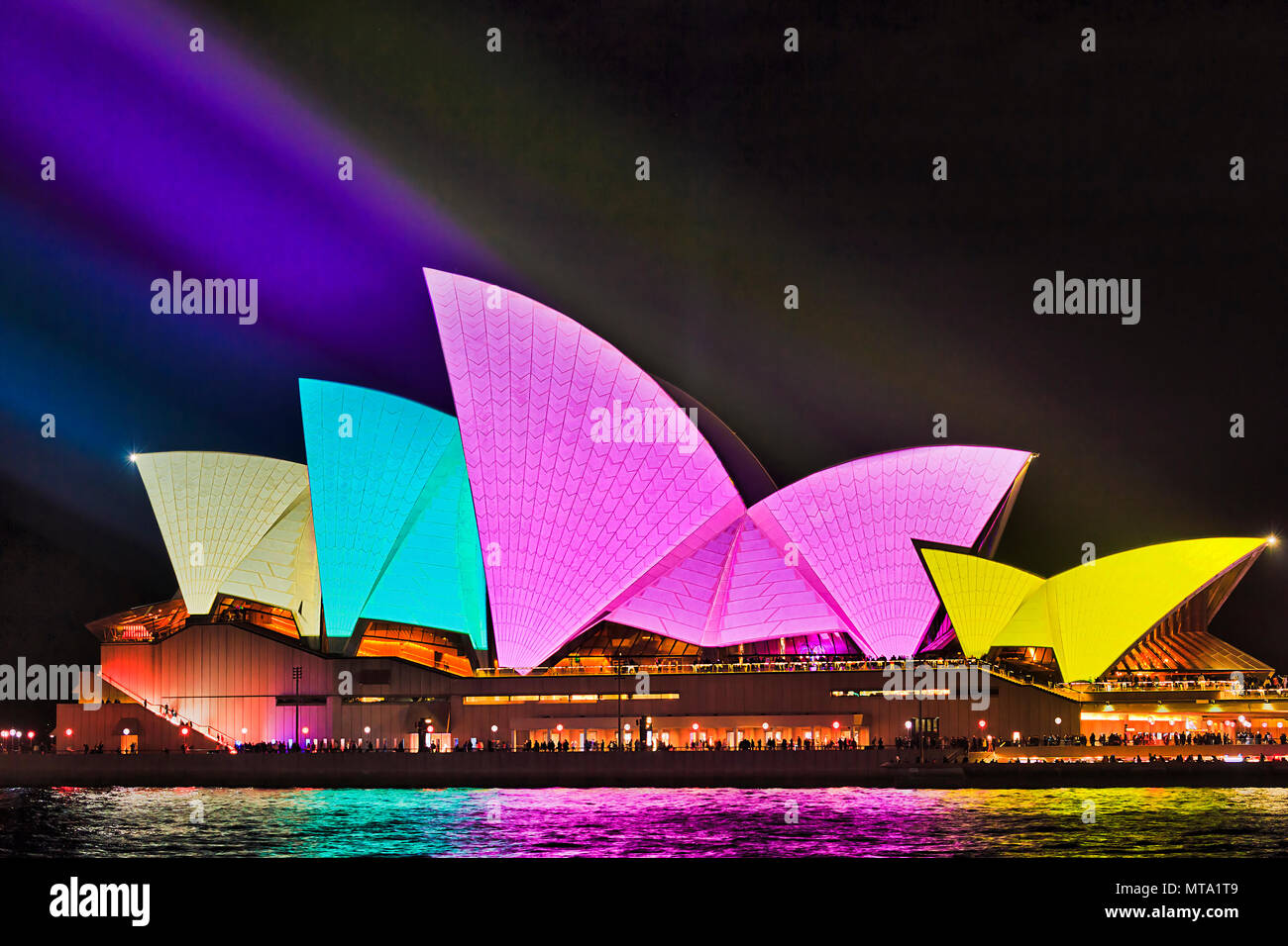 Sydney Australien 25 Mai 18 Die Stadt Sydney Wahrzeichen Von Sydney Opera House Am Hafen Am Wasser Wahrend Der Jahrlichen Light Show Aus Musik Licht Und Ideen Stockfotografie Alamy