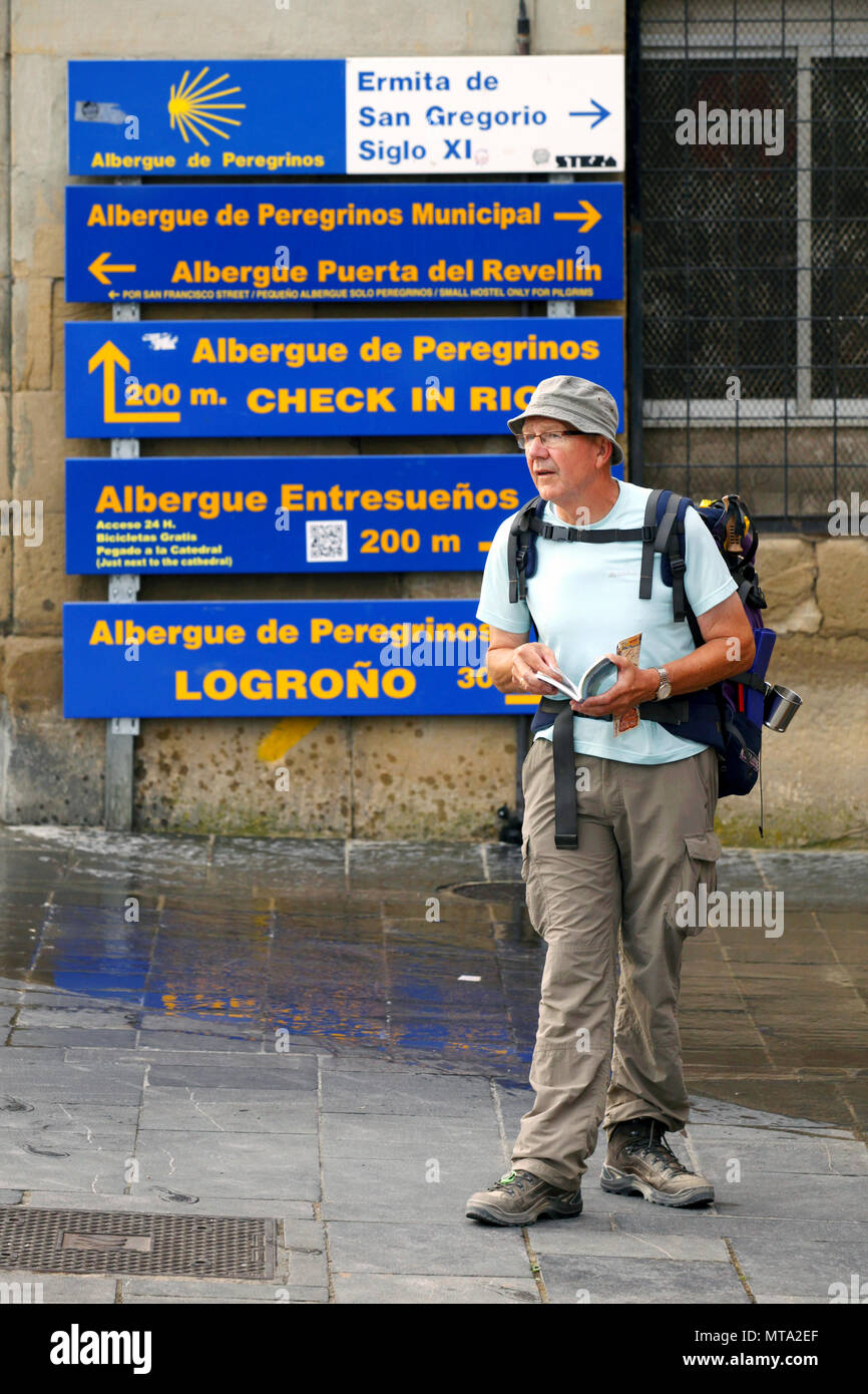 Pilger auf der Suche nach Anleitungen bei direktionalen Hinweistafeln für Hostels, Camino de Santiago, Logroño, La Rioja, Spanien Stockfoto