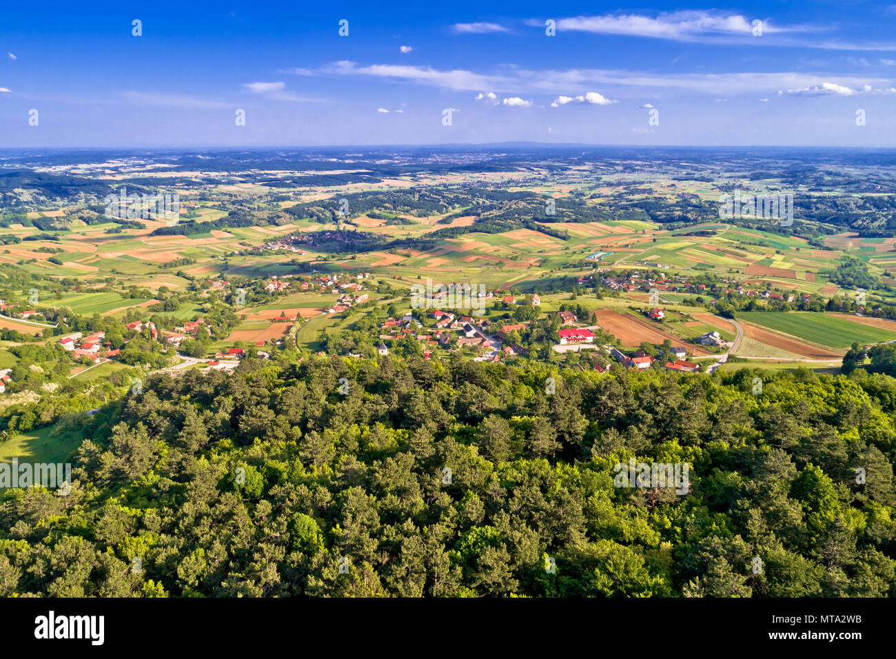 Idyllische Landschaft des ländlichen Kroatien in Prigorje region, Luftaufnahme Stockfoto