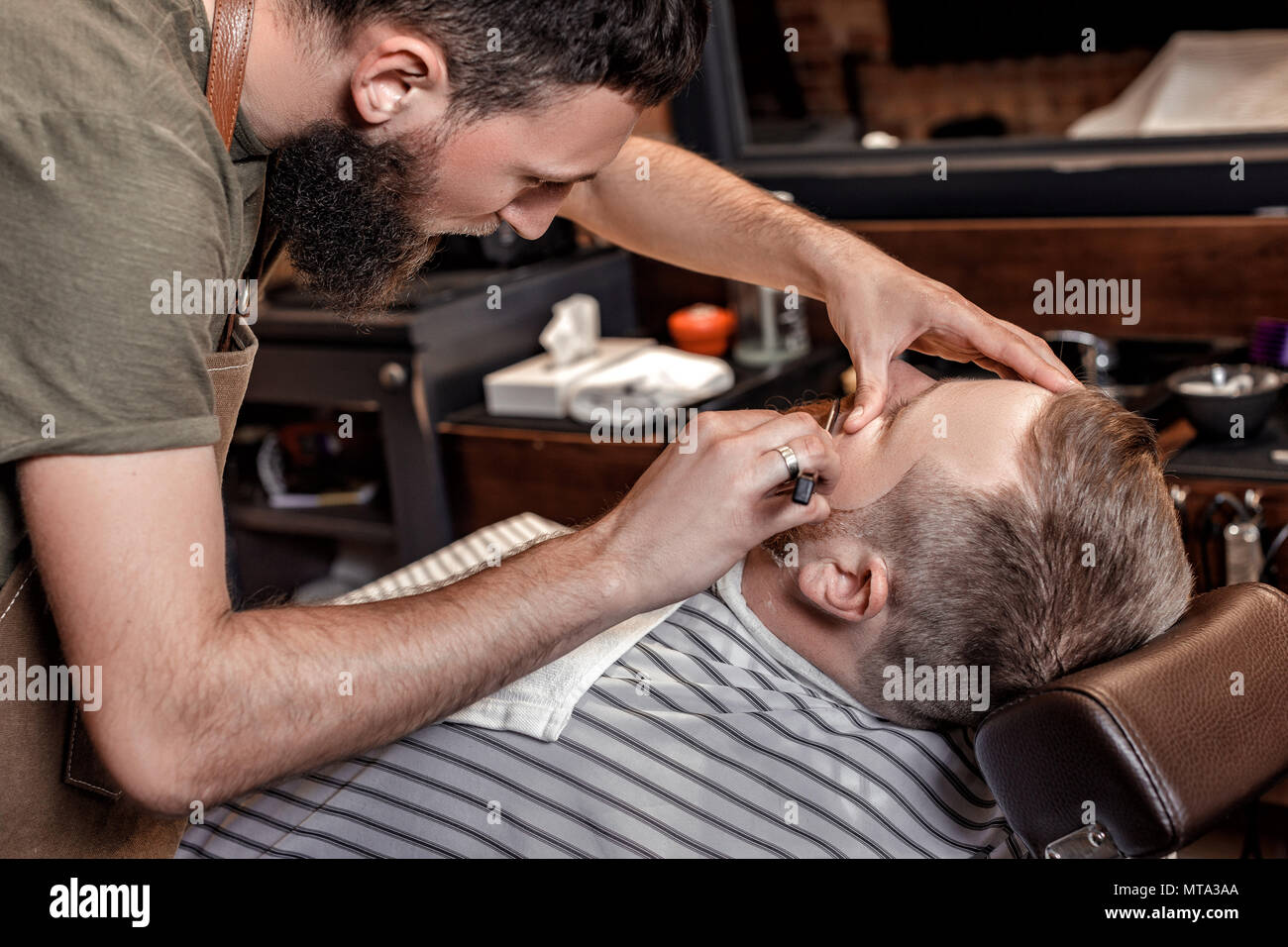 Friseur- und bärtigen Mann in Friseur Stockfoto
