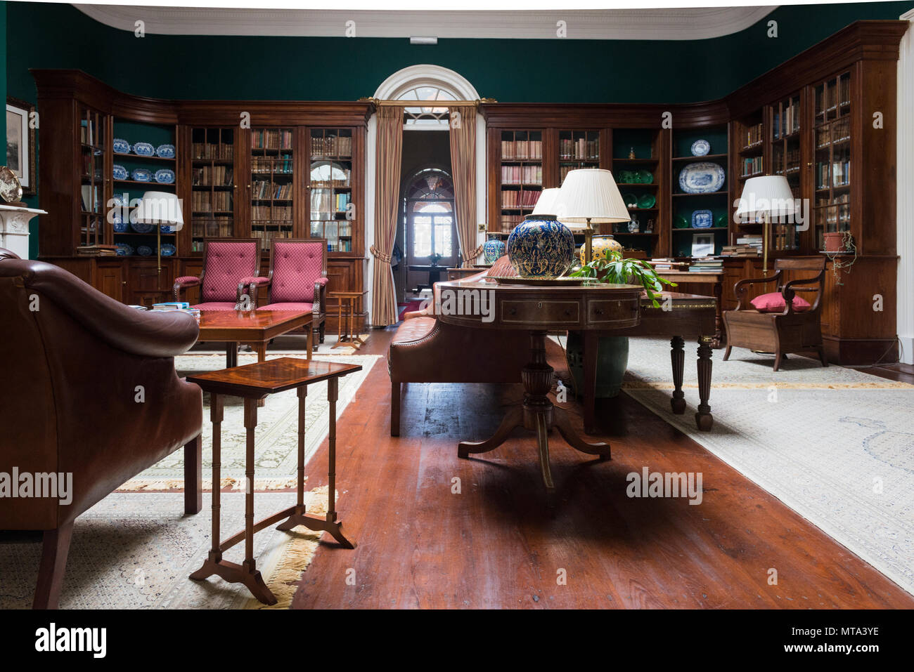 Schöne Bibliothek in Plantation House, der Residenz des britischen Gouverneurs. Es wurde 1792 von der East India Company gebaut.. St. Helana Stockfoto