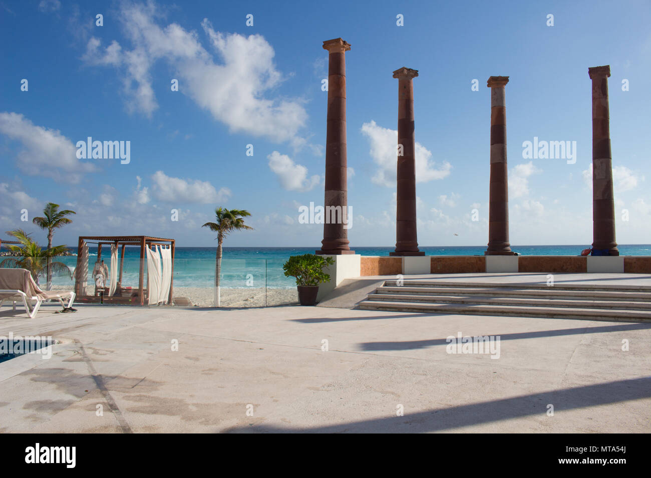 Cancun Beach Hotel mit blauem Himmel Stockfoto