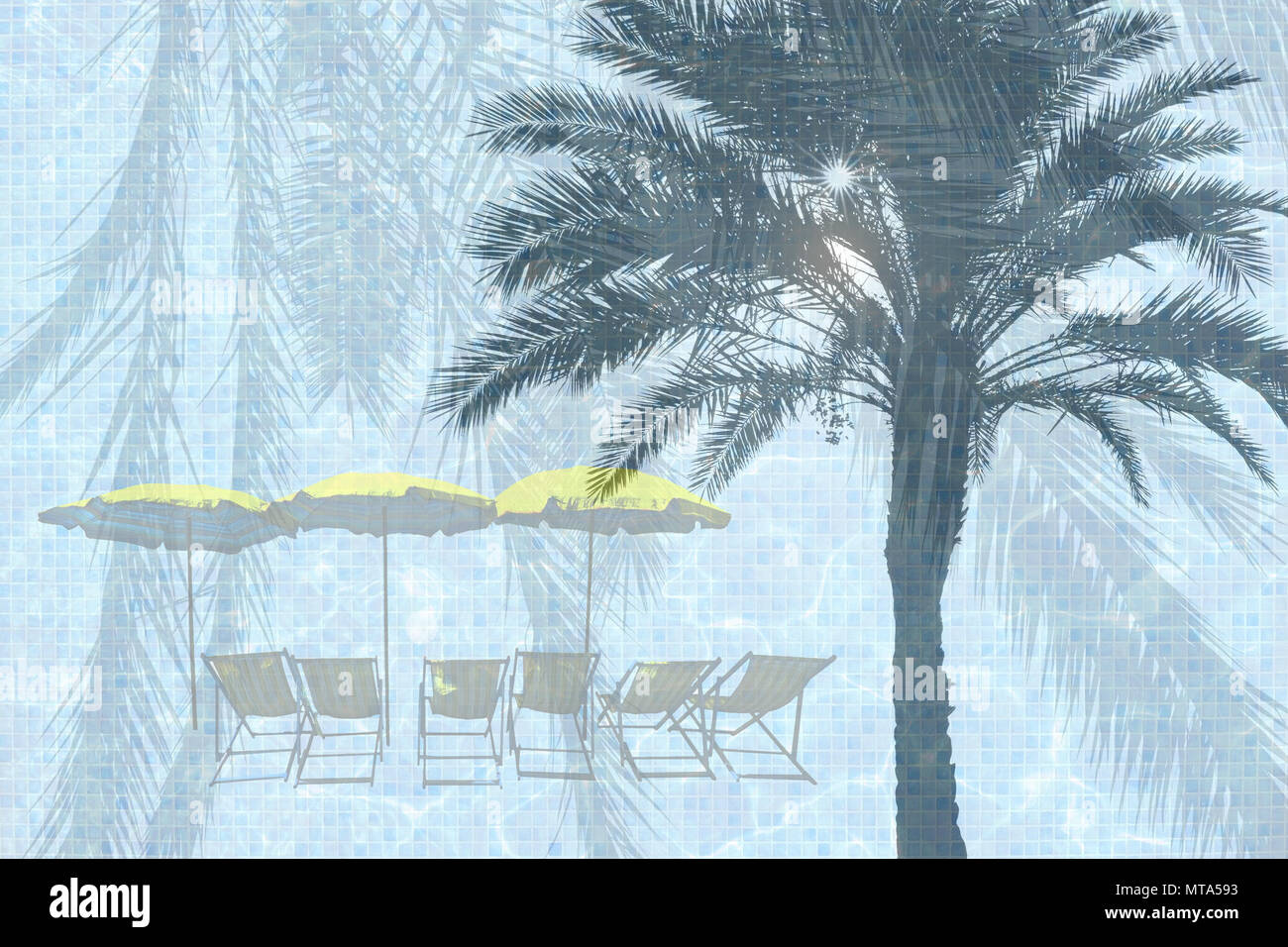 Sun Lounge Sessel und gelben Sonnenschirmen am türkisblauen Pool Wasser Oberfläche und palm leaf Hintergrund. Stockfoto