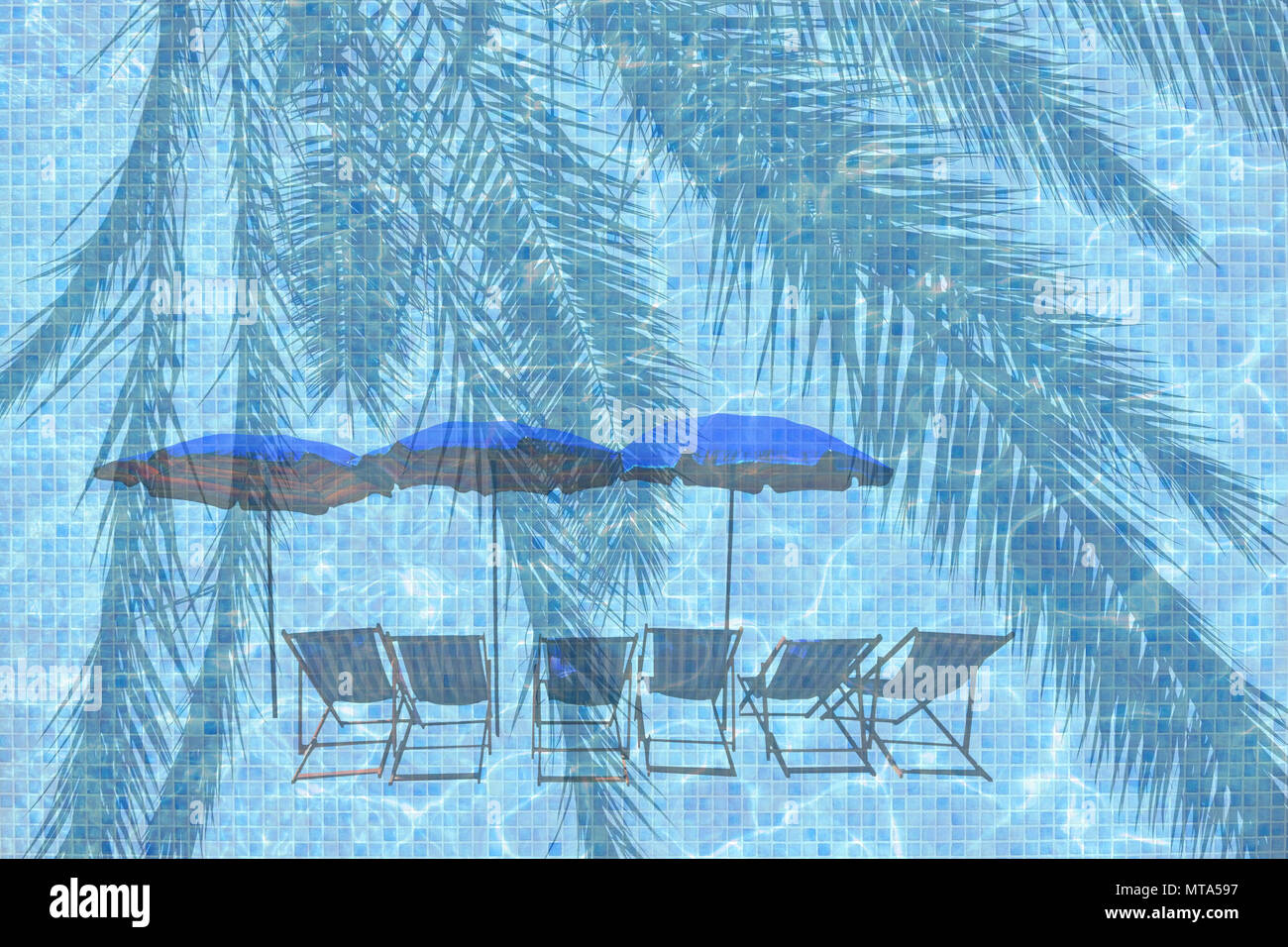 Sun Lounge Sessel und blaue Sonnenschirme am türkisblauen Pool Wasser Oberfläche und palm leaf Hintergrund. Stockfoto