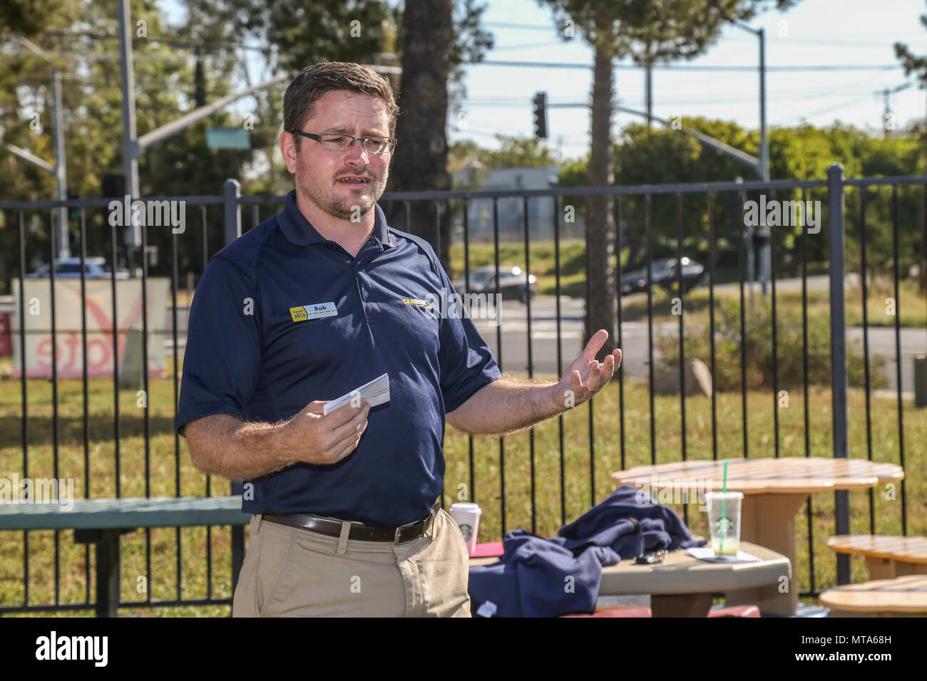 Rob Reape, Senior Einkäufer für CarMax Escondido, Adressen das Publikum während einer "Woche des Spiels' Event auf Camp Pendleton, Calif., 20. April 2017. Die Streitkräfte der Christliche Verein junger Männer, Zentrum Fisher für Kinder, war ein Kaboom spielen Bewilligung von der CarMax Grundlage für militärische Kind Monat, wo ein 'Phantasie Spielplatz' aufgedeckt wurde ausgezeichnet. Stockfoto