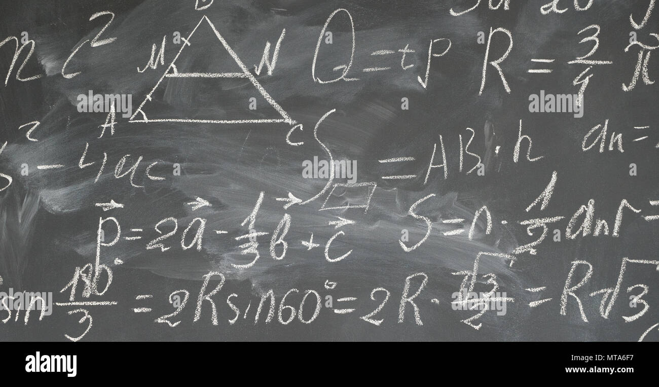 Mathematische Formeln in weiße Kreide auf Tafel Banner geschrieben Stockfoto