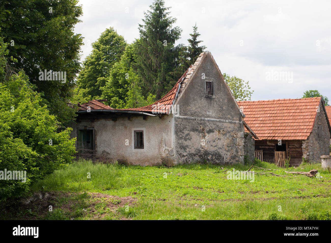 Alten, verlassenen traditionelles Haus im Dorf. Eingestürzten Dach. Stockfoto