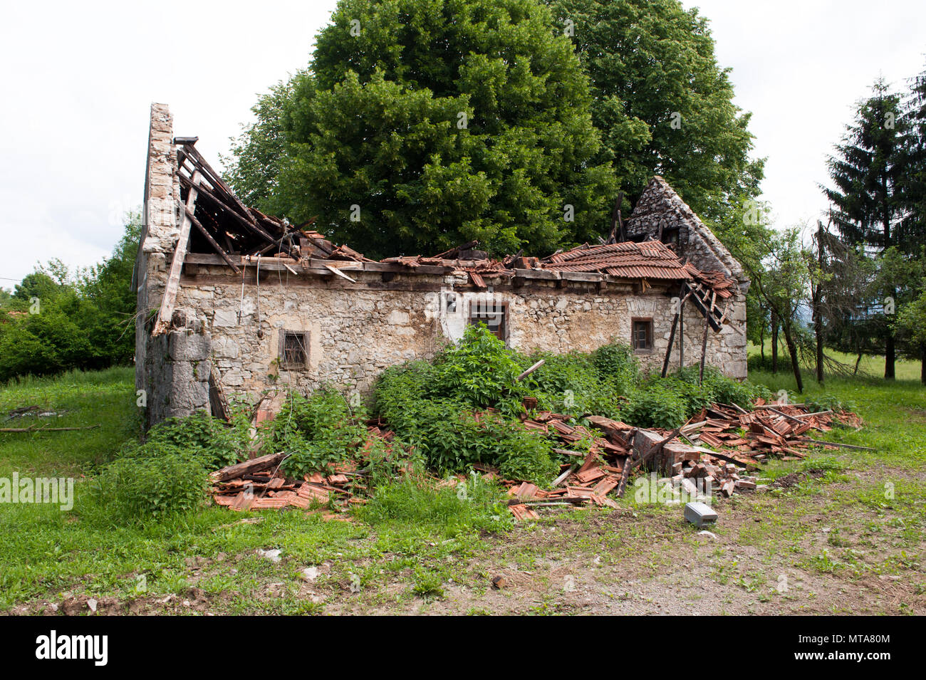 Alten, verlassenen traditionelles Haus im Dorf. Eingestürzten Dach. Stockfoto