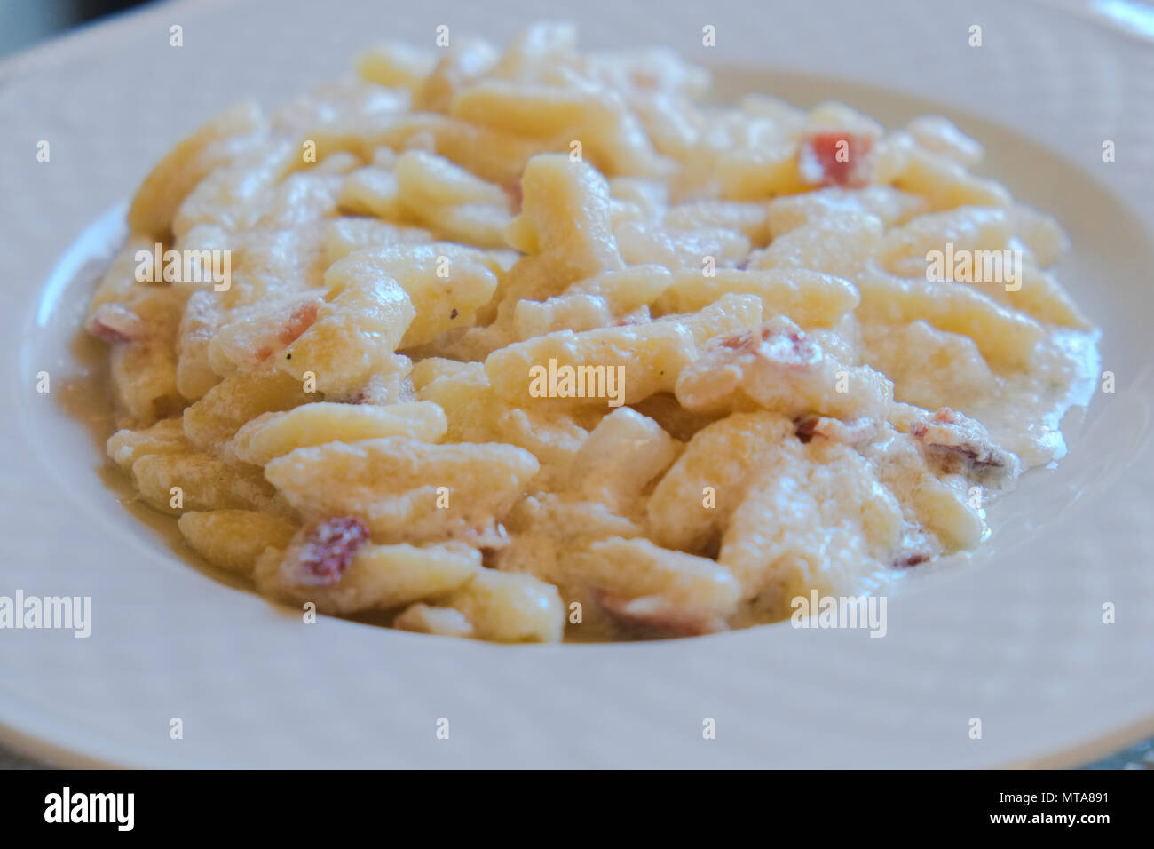 Kurze Ausführung italienische Pasta mit Schinken und Sahne. Traditionelle Kultur Italien Gericht Stockfoto