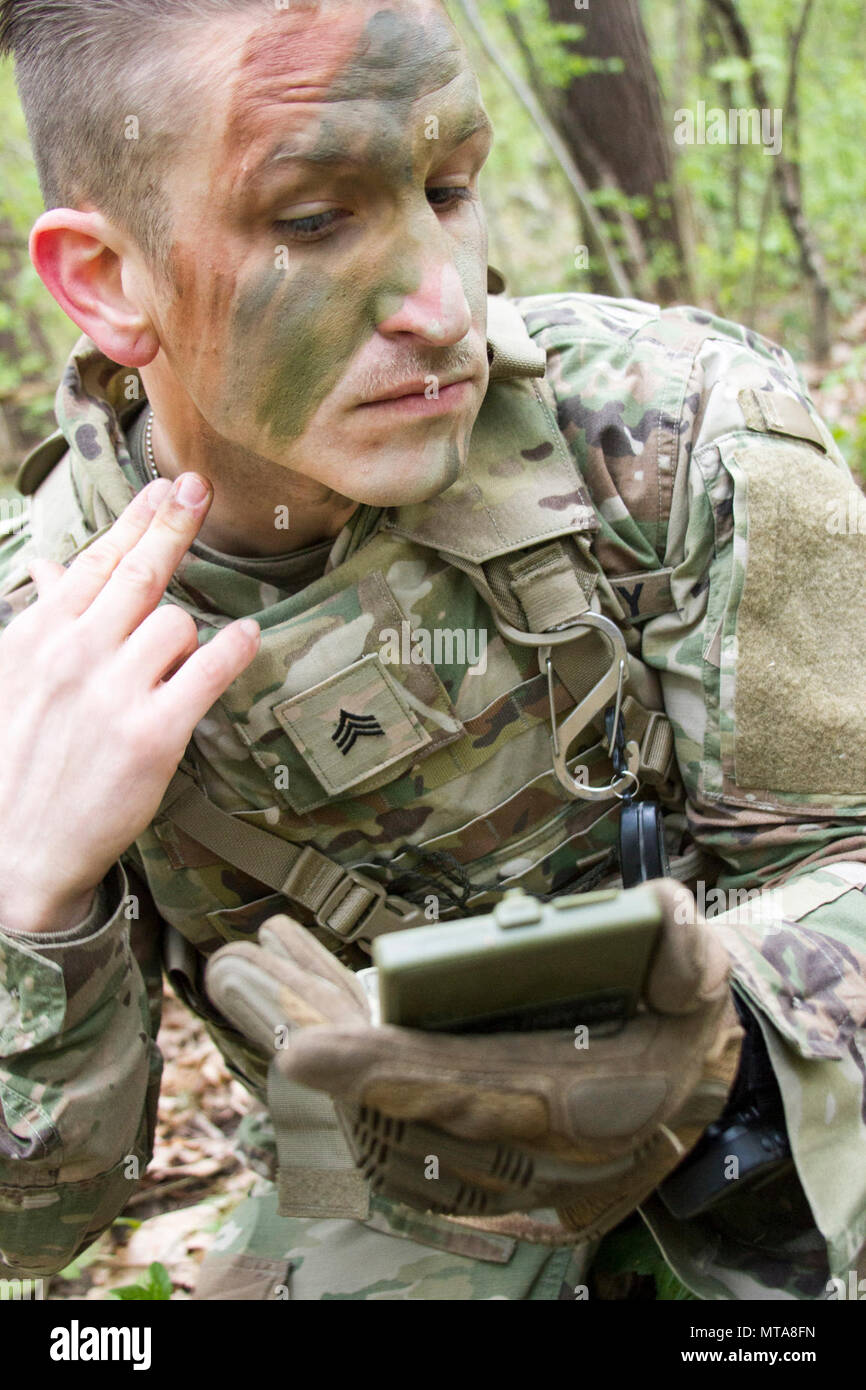 Sgt. Wilson Jackson, ein Bewohner von Houston, Texas und ein Mitglied der 45th Infantry Brigade Combat Team die Teilnahme an der 7th Army Traning Befehl Noncommissioned Officer Academy Basic-Kurs, während in der Ukraine eingesetzt, gilt Tarnung während einer situativen Übung an der Yavoriv Combat Training Center auf dem internationalen Friedens und der Sicherheit, in der Nähe der Yavoriv, der Ukraine, der am 20. April. ( Stockfoto
