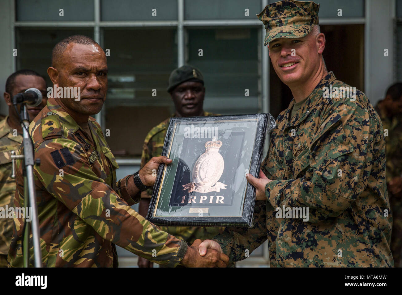 TAURAMA, Papua-Neu-Guinea (18. April 2017) US Marine Lieutenant Colonel Patrick J. Reynolds, der kommandierende Offizier, Bekämpfung von Logistik-Bataillon 11, 11. Marine Expeditionary Unit, präsentiert eine Gedenktafel von Oberstleutnant Boniface Aruma, Kompanieführer mit Royal Pacific Island Regimenter, Papua-Neu-Guinea Defense Force (PNGDF), bei der Abschlussfeier der eine militärische Taktik Exchange unter Taurama Kaserne, im Rahmen der Zusammenarbeit (TSC) Theaterengagement Sicherheit , April 18. Der TSC ist die zweite große Engagement zwischen der U.S. Marine Corps und PNGDF nach Übung Koa Moana 2016 wo US-Marines Stockfoto