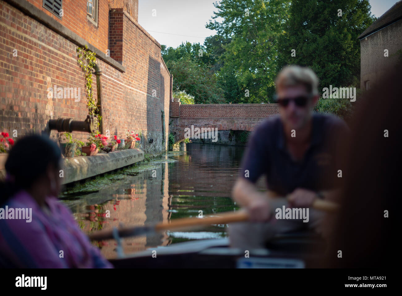 Touristen auf einem rudern Schifffahrt auf dem großen Fluss Stour in Canterbury, Kent, Großbritannien. Stockfoto