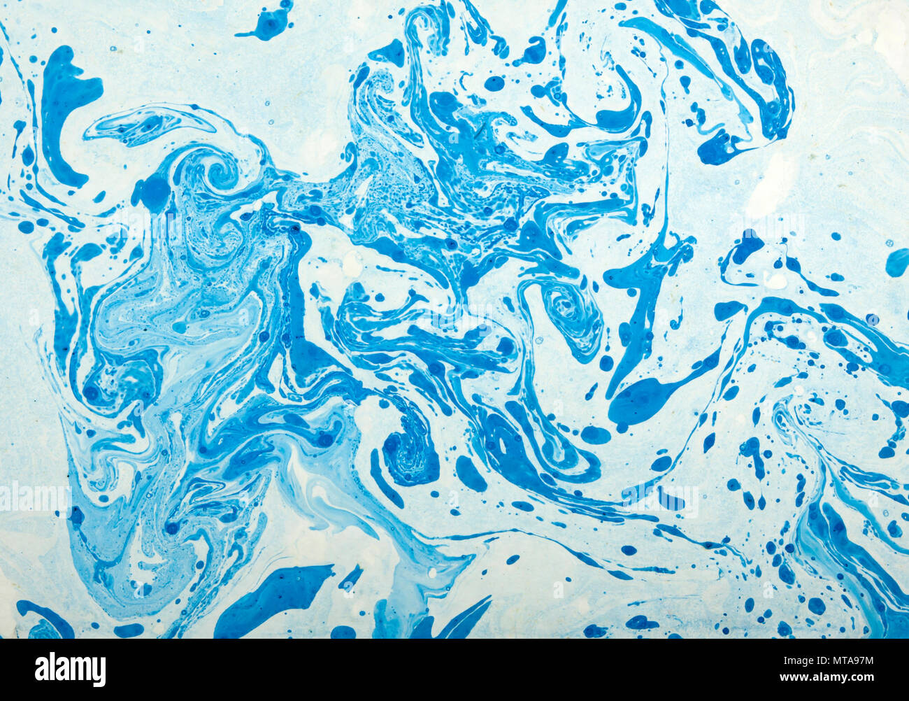 Abstrakt Blau und Weiß swirl Hintergrund aus einer Dose Farbe Stockfoto