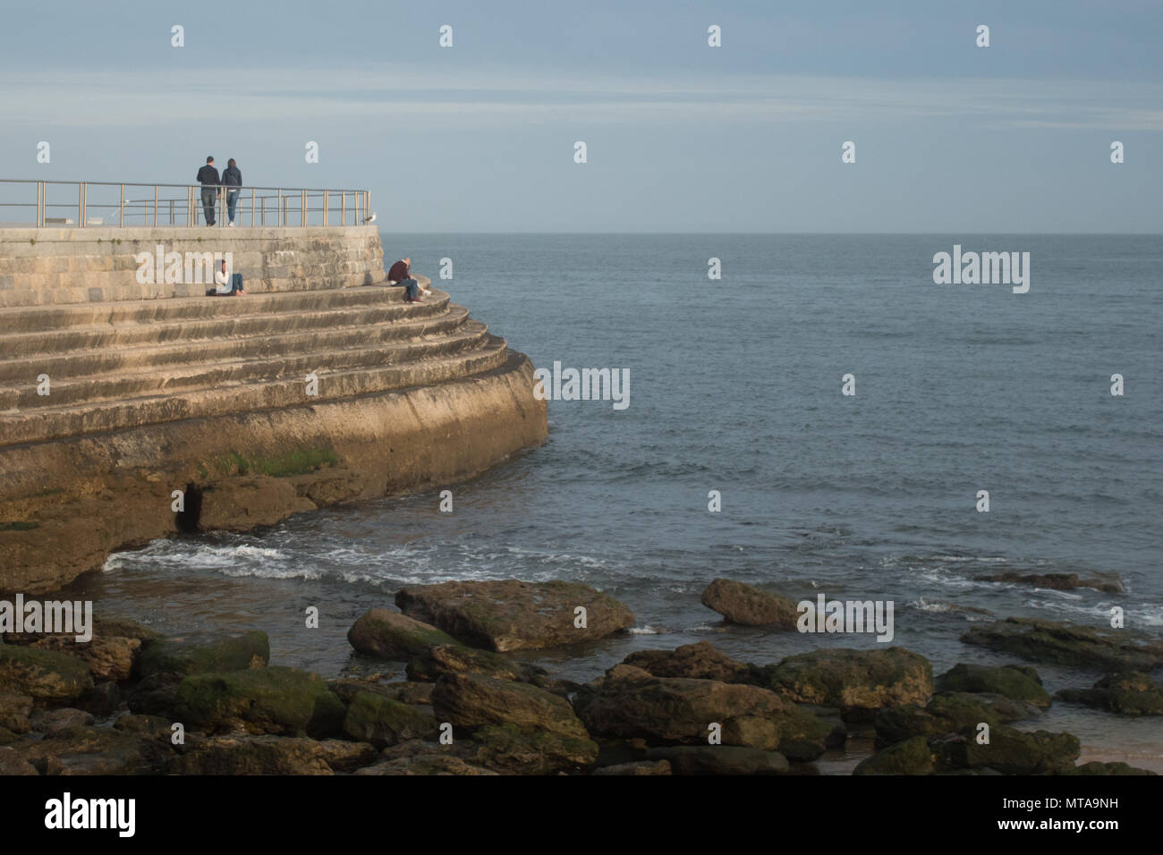 Man saß am Meer Stockfoto