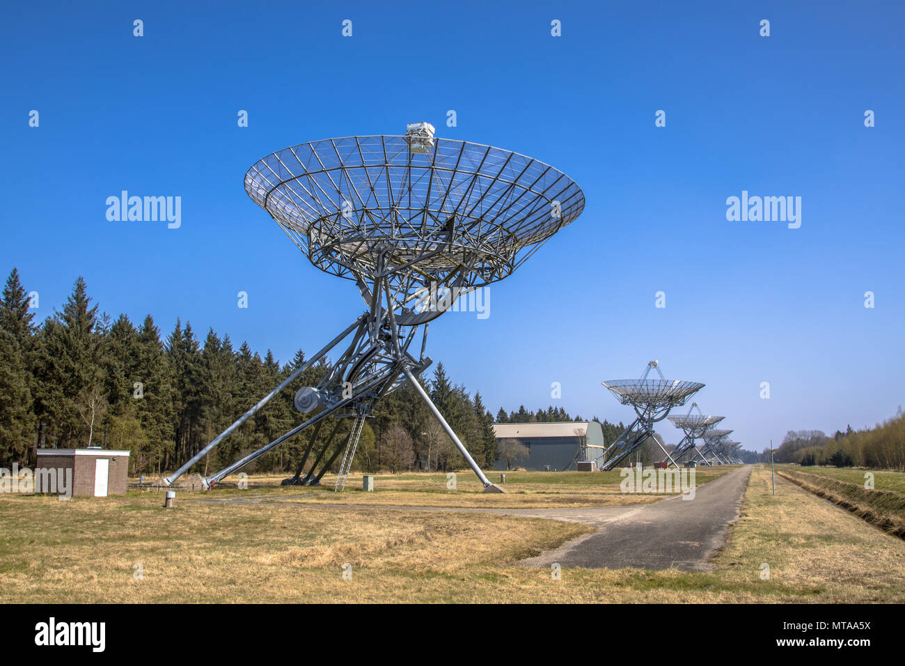 Lange Reihe von Radioteleskopen in Westerbork in den Niederlanden Stockfoto