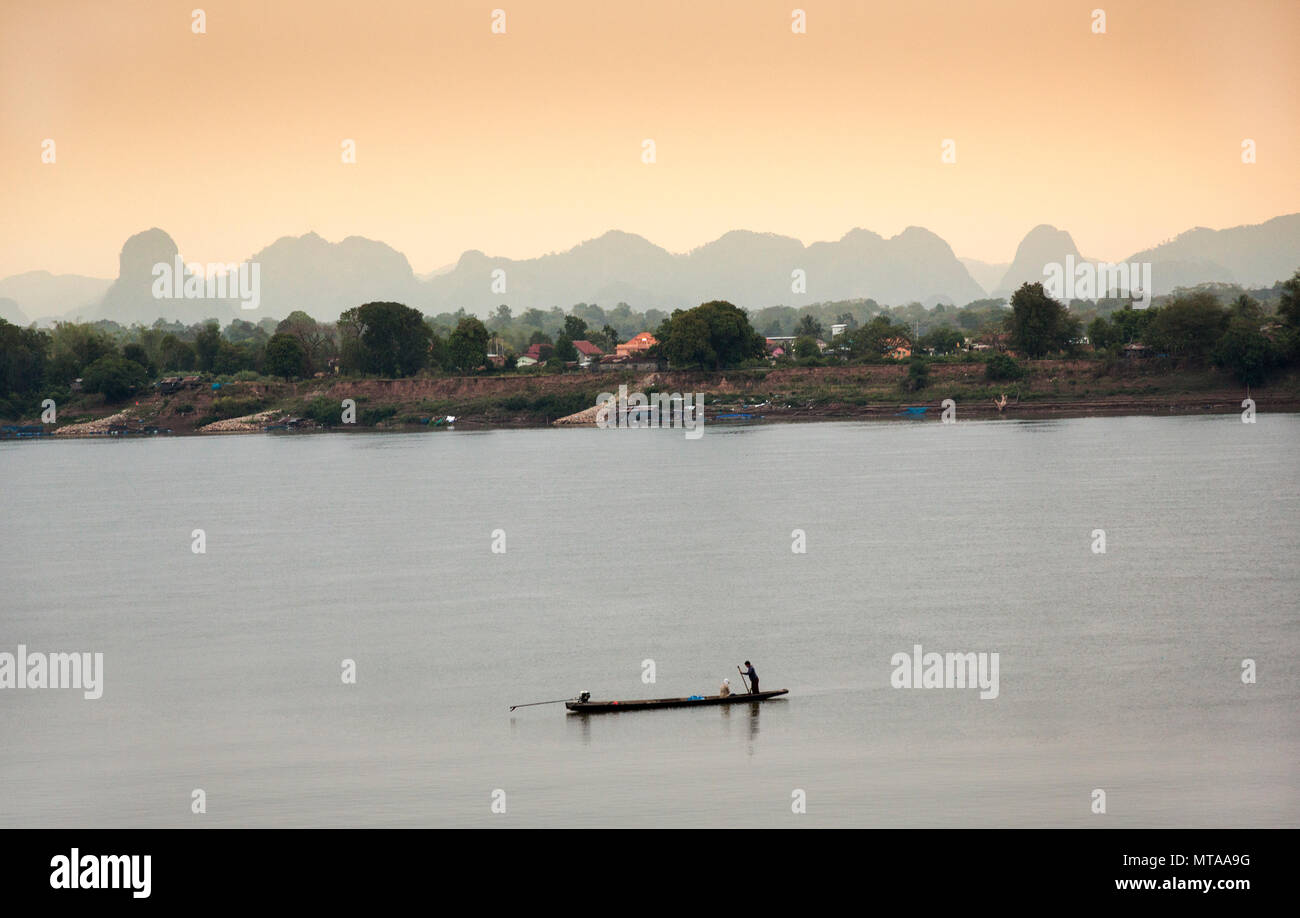 Angeln vom Boot auf dem Mekong von Laos auf der anderen Bank, Nakhon Phakom, Thailand Stockfoto