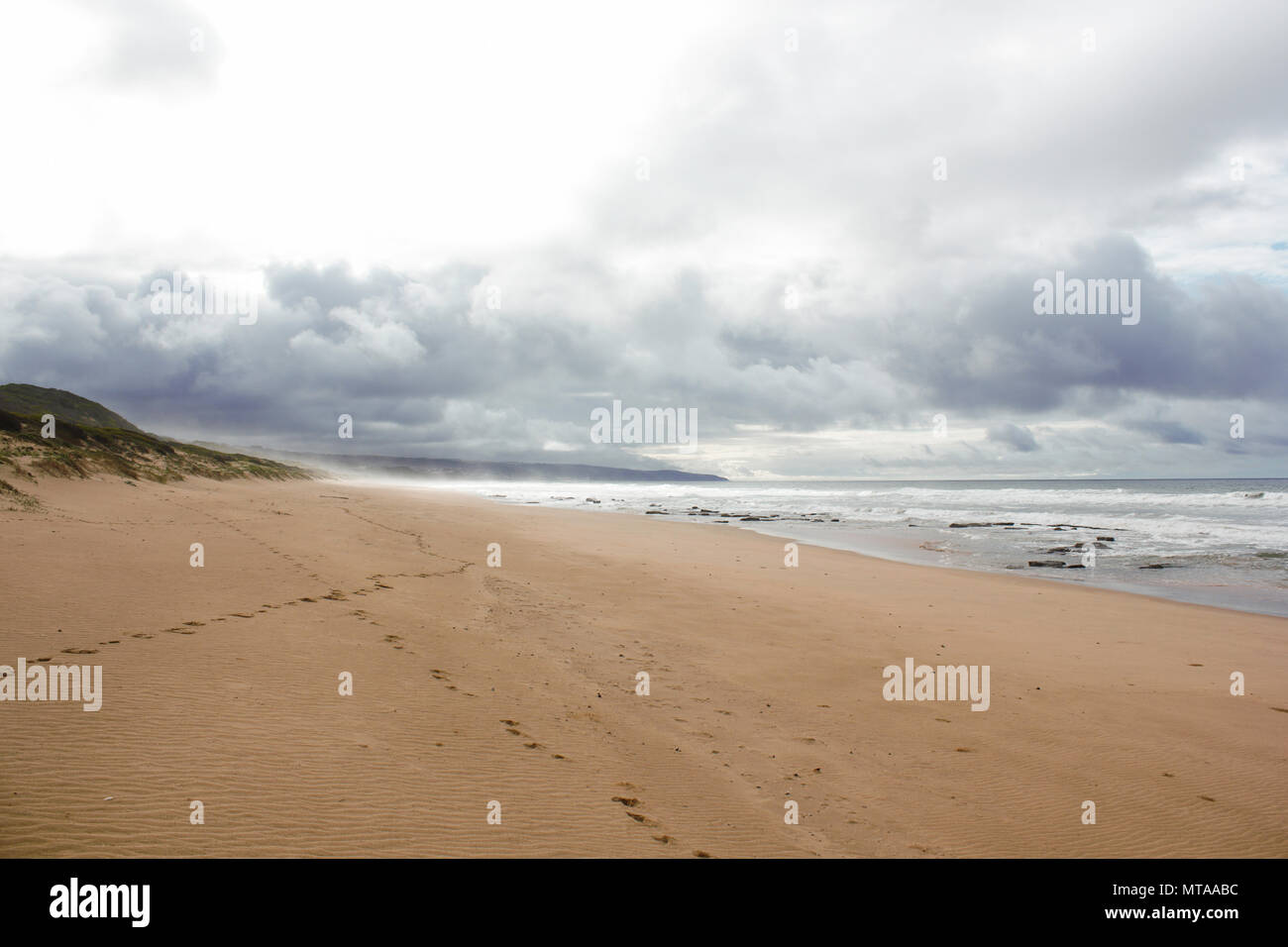 Freie Strand bedeckt mit gekreuzten Track Linien Stockfoto