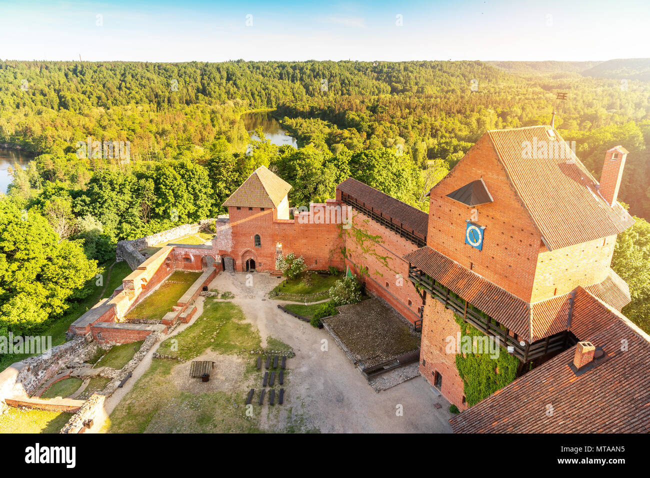 Burg Turaida bei Sonnenuntergang, Lettland Stockfoto