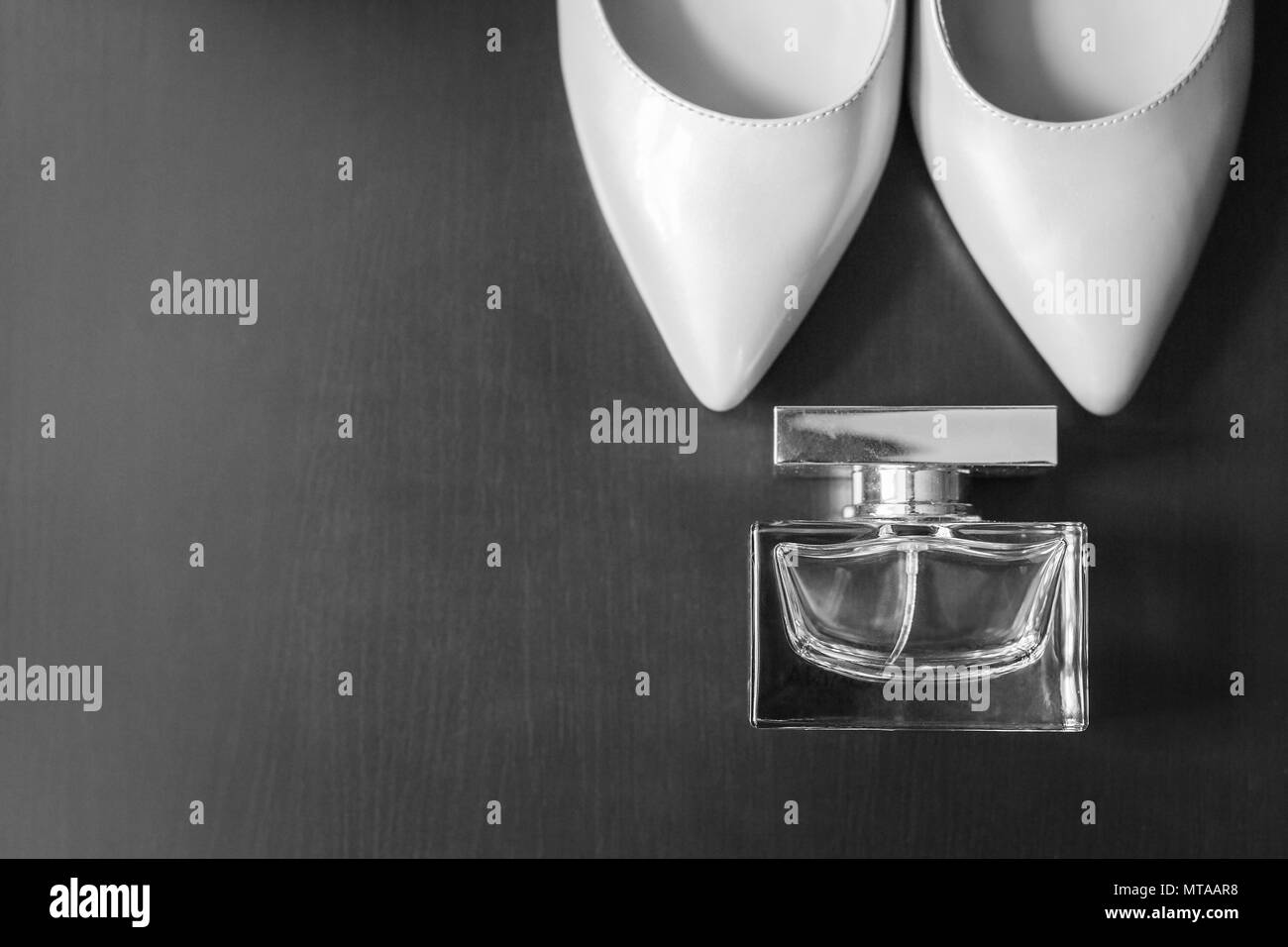 Luxus Parfüm in der Nähe von white Brautschuhe Stockfoto