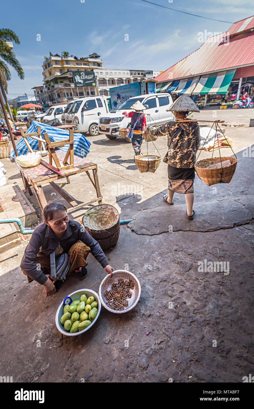 Frau verkaufen Obst auf dem Markt, Pakse, Champasak, Laos Stockfoto