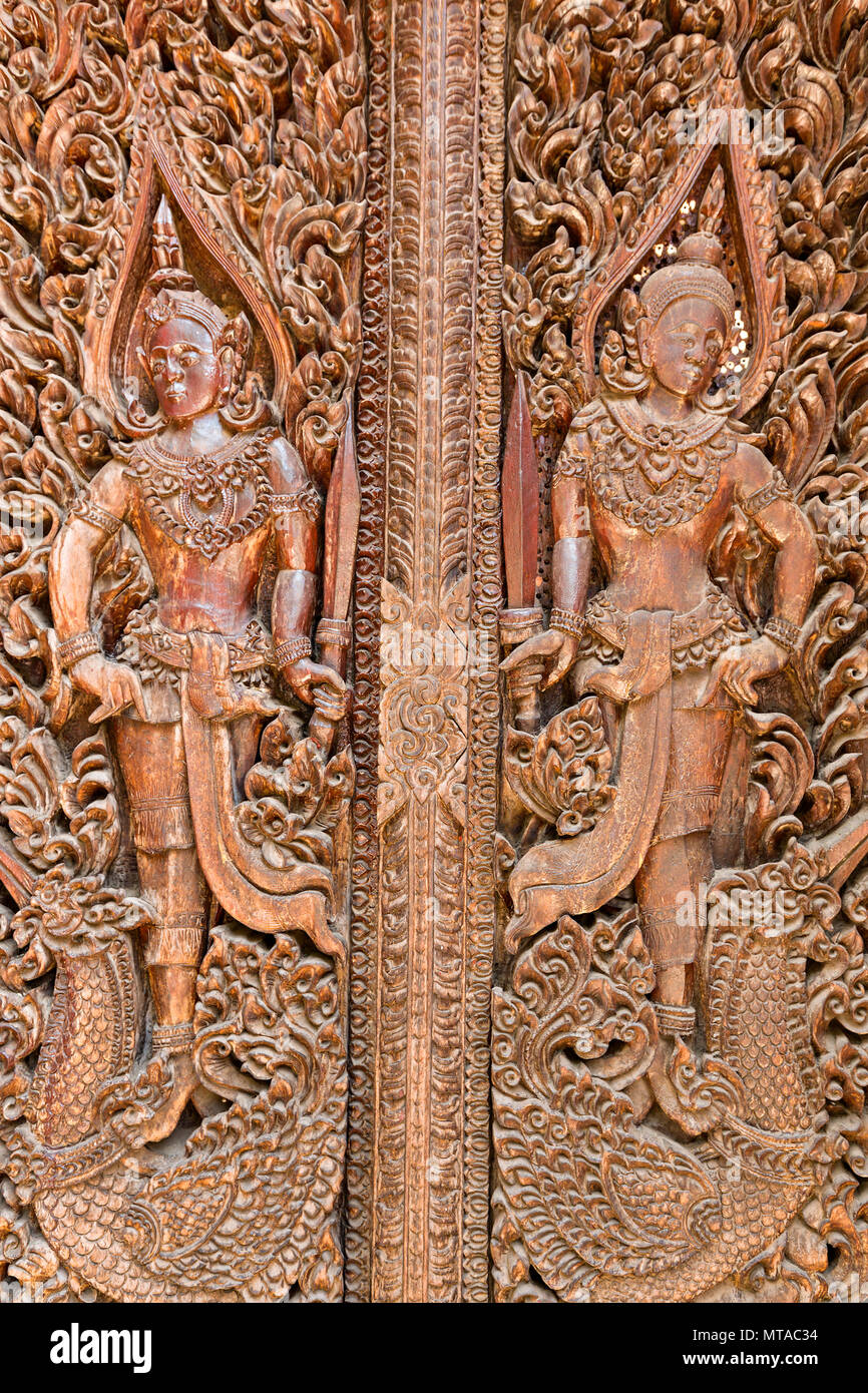 Die geschnitzten Figuren in der Tür zu Wat Luang Pakse, Tempel in Thakhek, Laos Stockfoto